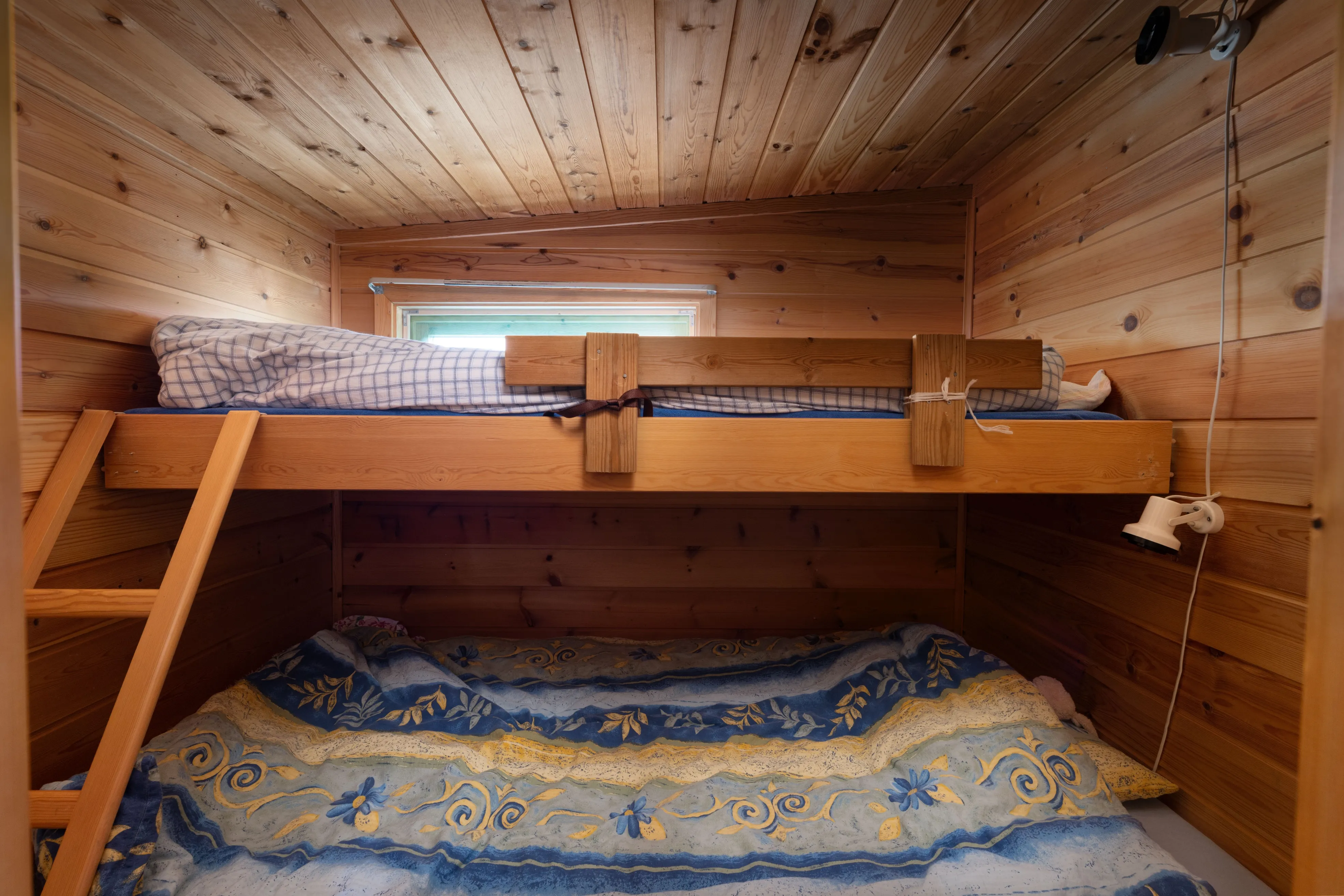 1950s Cabin in Norway's Scenic Highlands with Terrace and Solar Power - View image 17 of 33