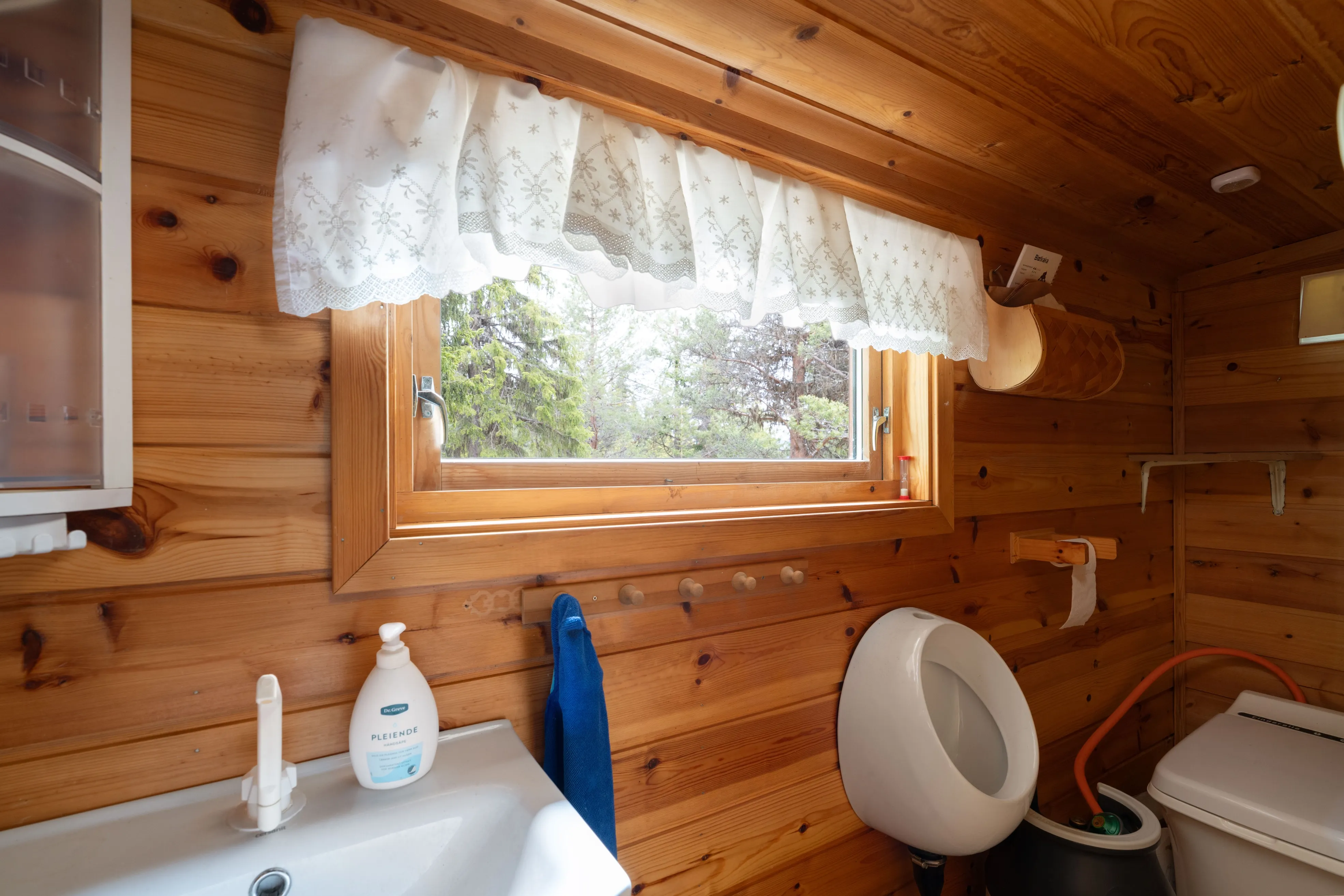 1950s Cabin in Norway's Scenic Highlands with Terrace and Solar Power - View image 18 of 33