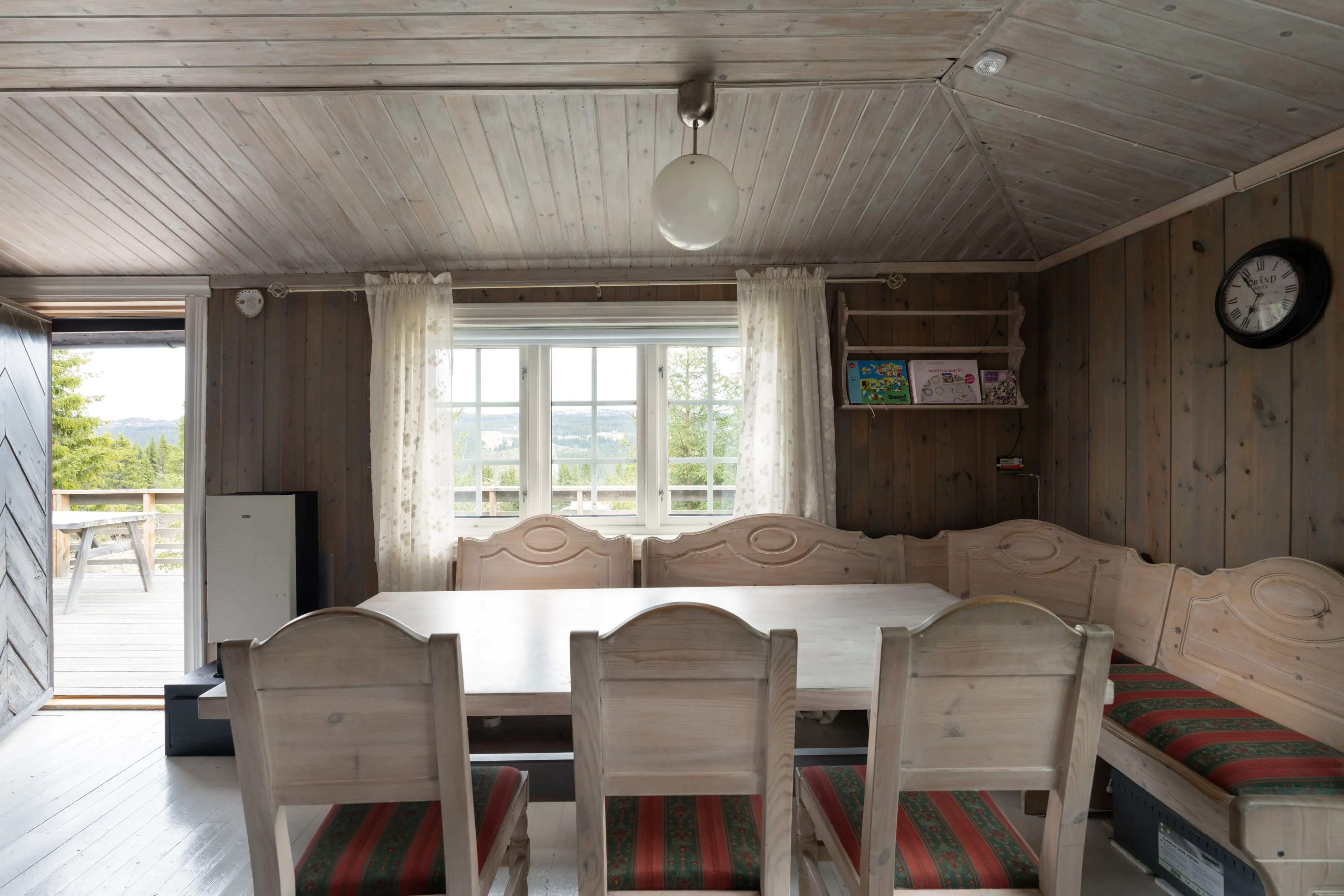 1950s Cabin in Norway's Scenic Highlands with Terrace and Solar Power - View image 22 of 33