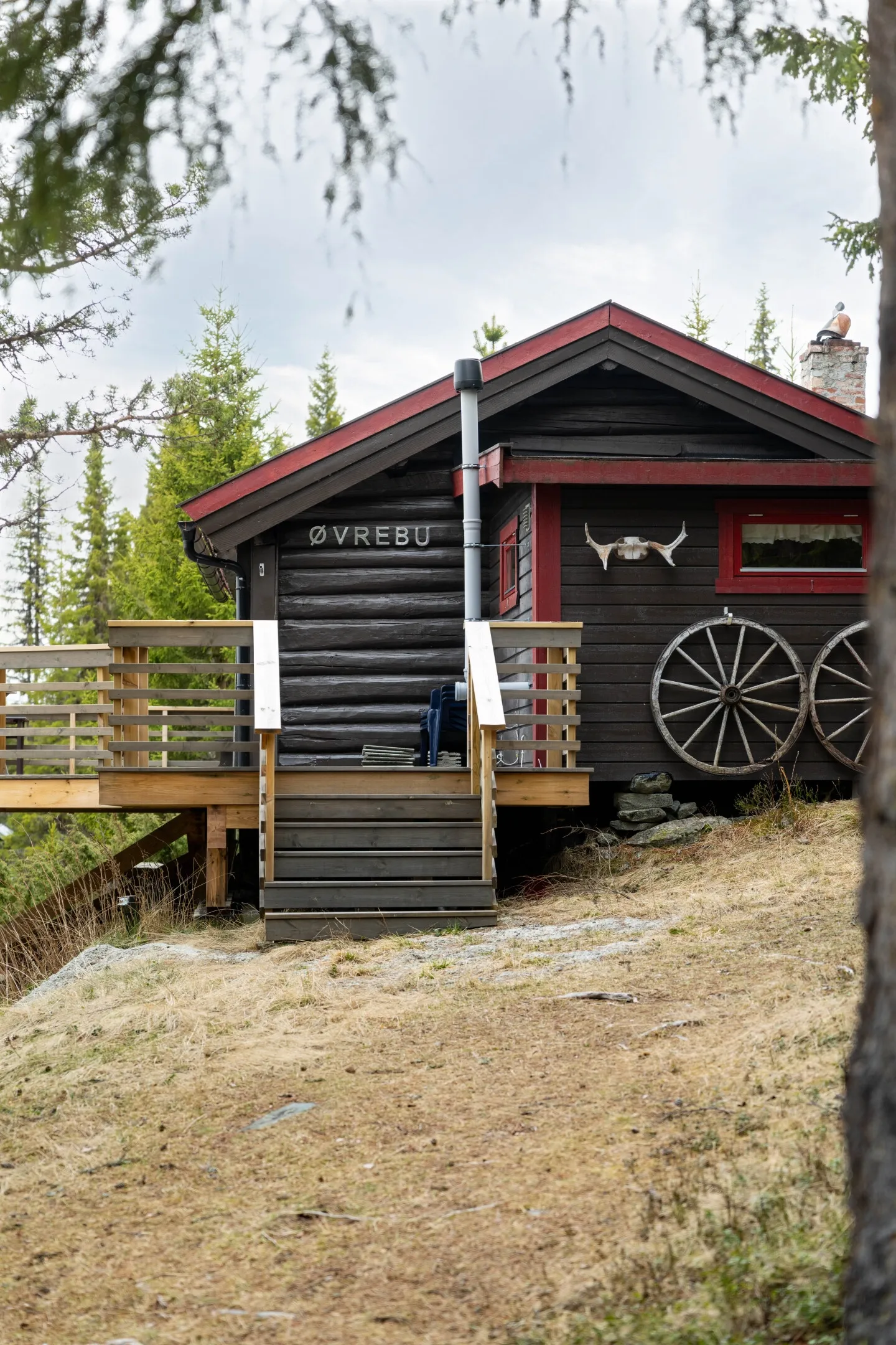 1950s Cabin in Norway's Scenic Highlands with Terrace and Solar Power - View image 30 of 33