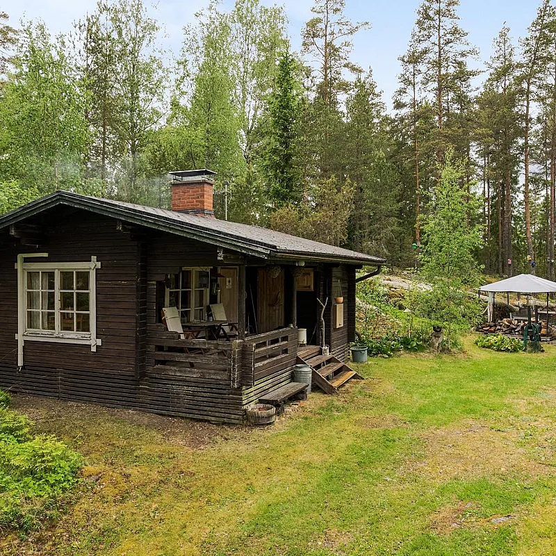 1980s Finnish Cabin with Expansive Lot in Uusimaa, Ideal for Getaways