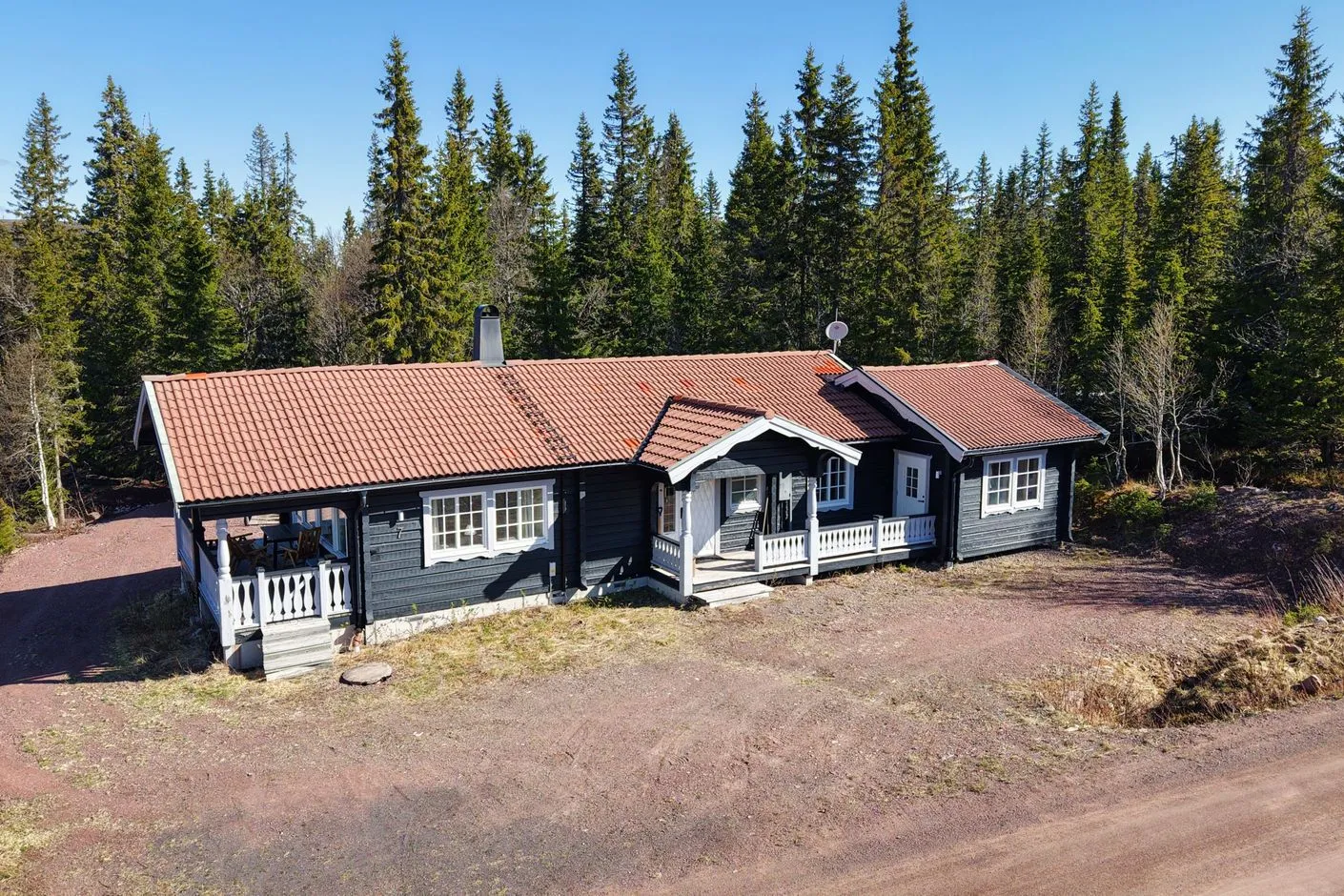 1990s Swedish Country House with 4 Bedrooms and Garage in Malung-Sälen - Image 1