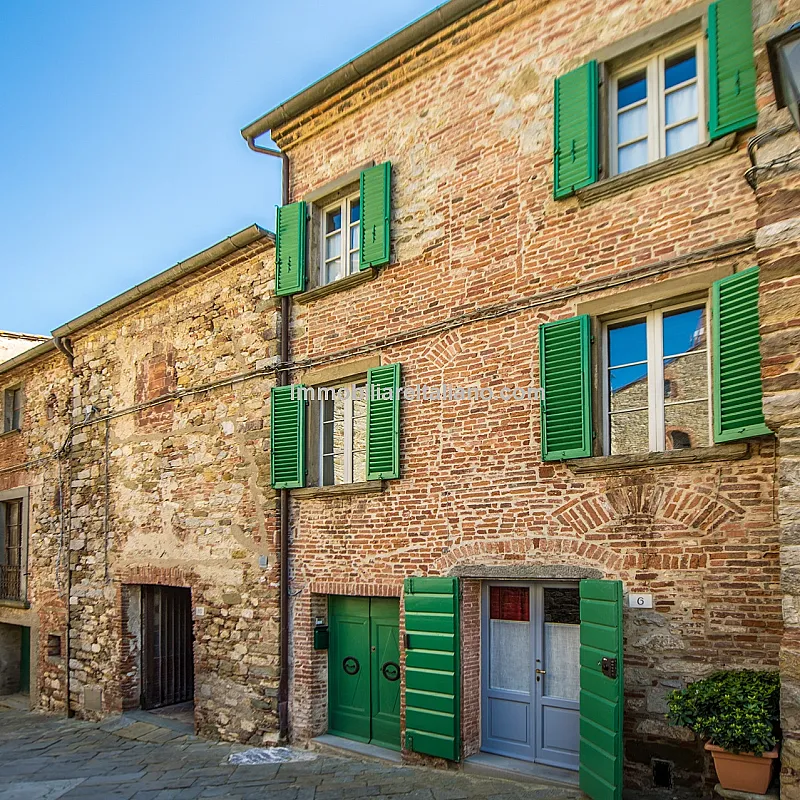 Elegant 4-Bedroom Townhouse with Terrace in Historic Lucignano, Tuscany