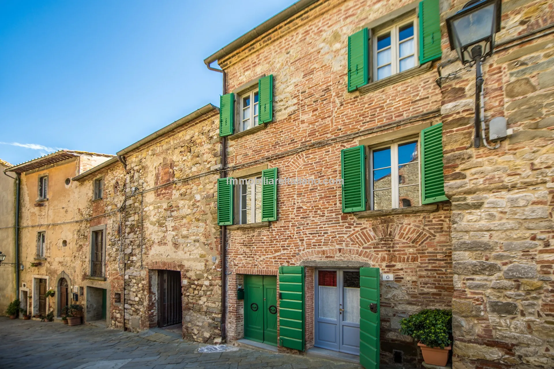Elegant 4-Bedroom Townhouse with Terrace in Historic Lucignano, Tuscany - Image 1