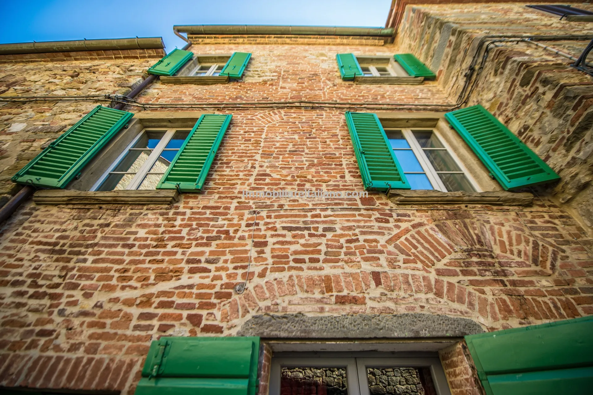 Elegant 4-Bedroom Townhouse with Terrace in Historic Lucignano, Tuscany - Image 2