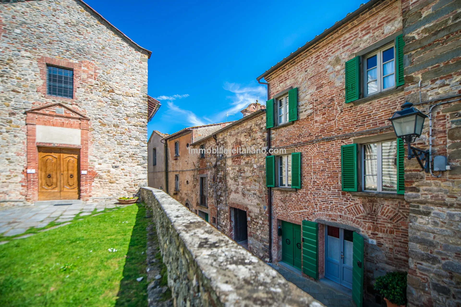 Elegant 4-Bedroom Townhouse with Terrace in Historic Lucignano, Tuscany - Image 3