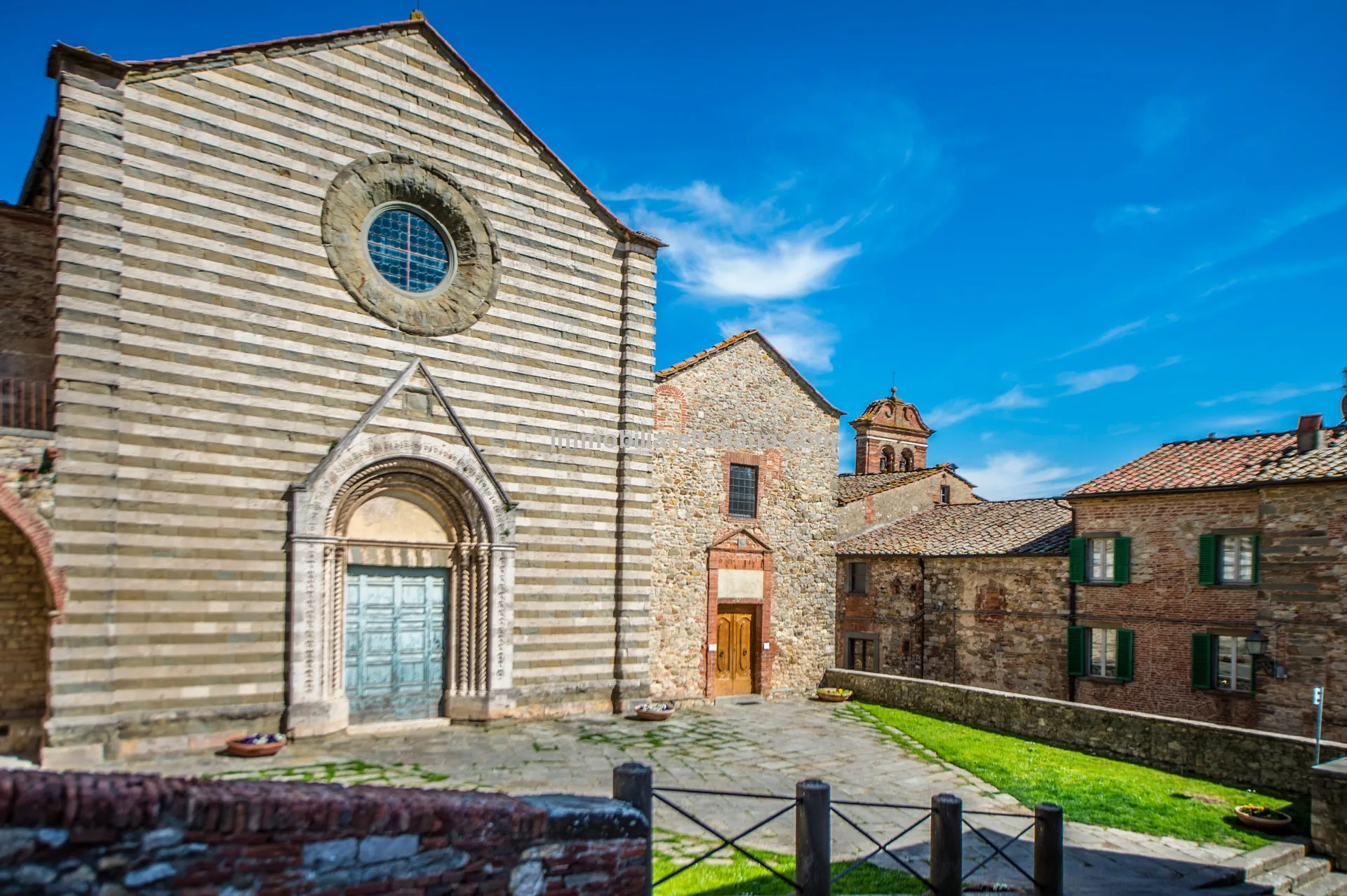 Elegant 4-Bedroom Townhouse with Terrace in Historic Lucignano, Tuscany - Image 4