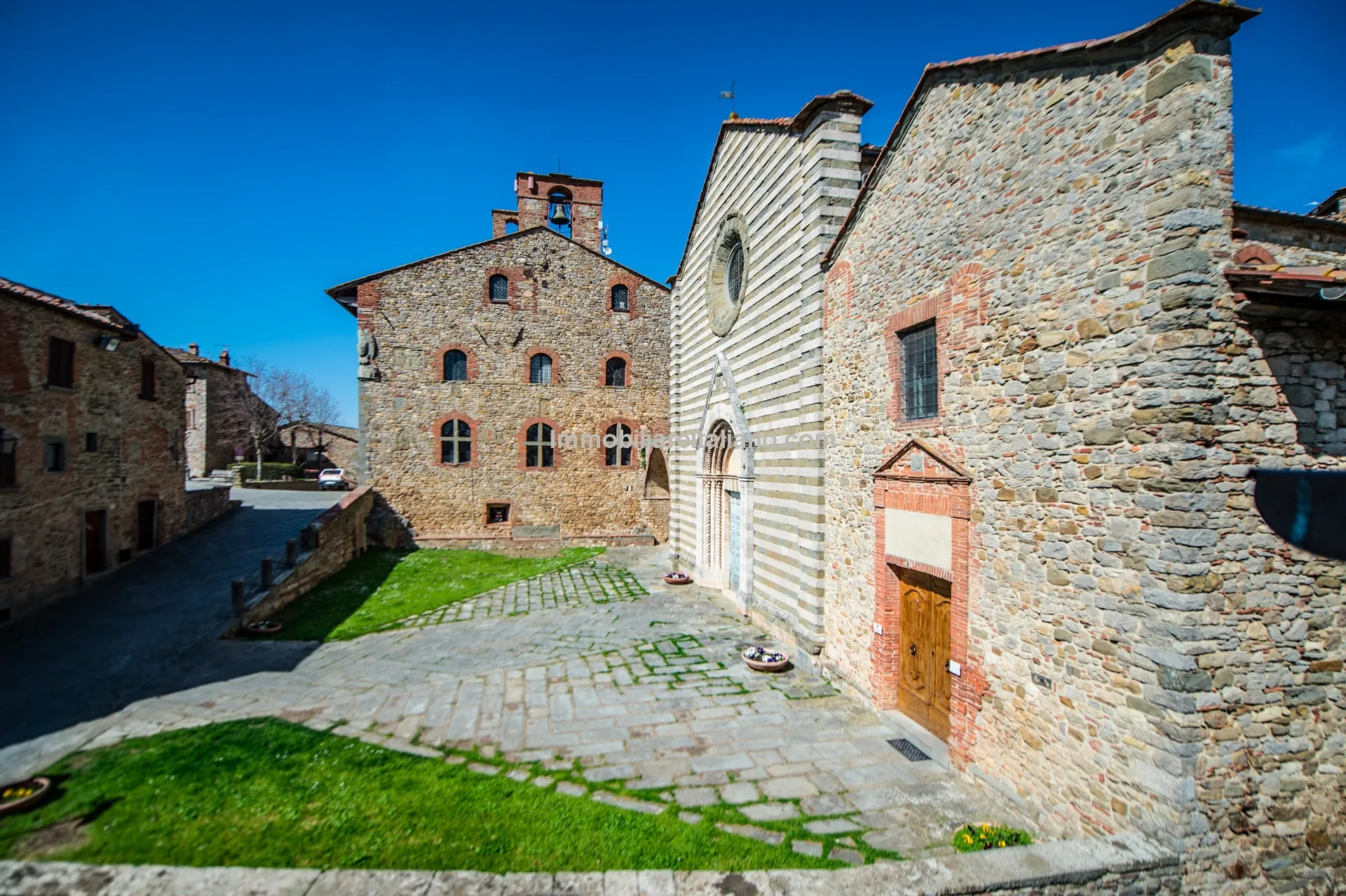 Elegant 4-Bedroom Townhouse with Terrace in Historic Lucignano, Tuscany - Image 5