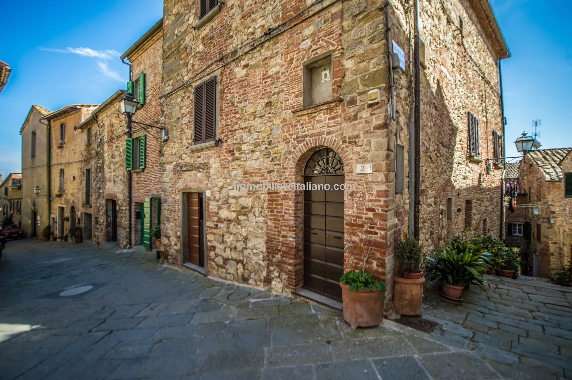 Elegant 4-Bedroom Townhouse with Terrace in Historic Lucignano, Tuscany - View image 6 of 51
