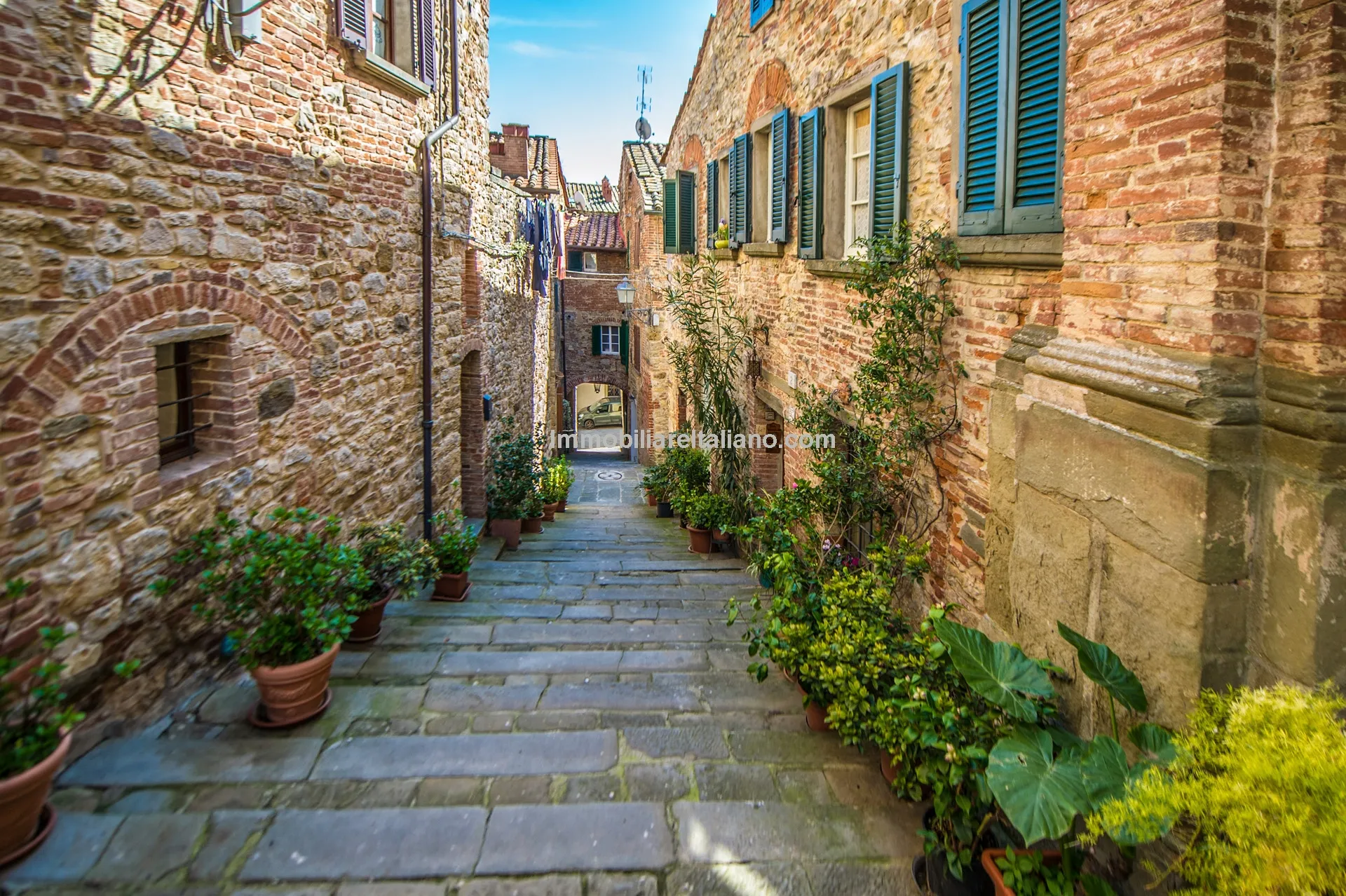 Elegant 4-Bedroom Townhouse with Terrace in Historic Lucignano, Tuscany - View image 7 of 51