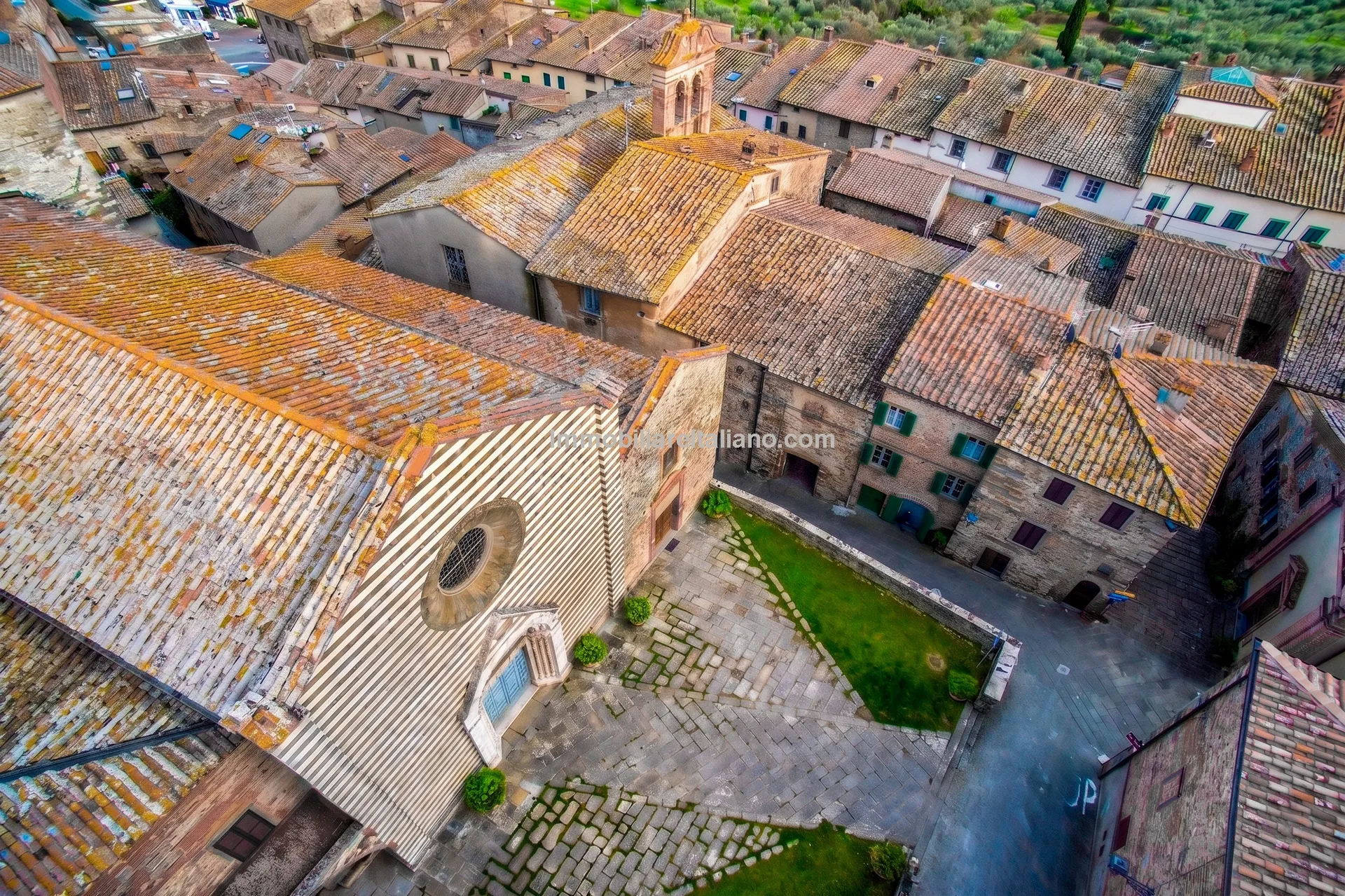 Elegant 4-Bedroom Townhouse with Terrace in Historic Lucignano, Tuscany - View image 9 of 51