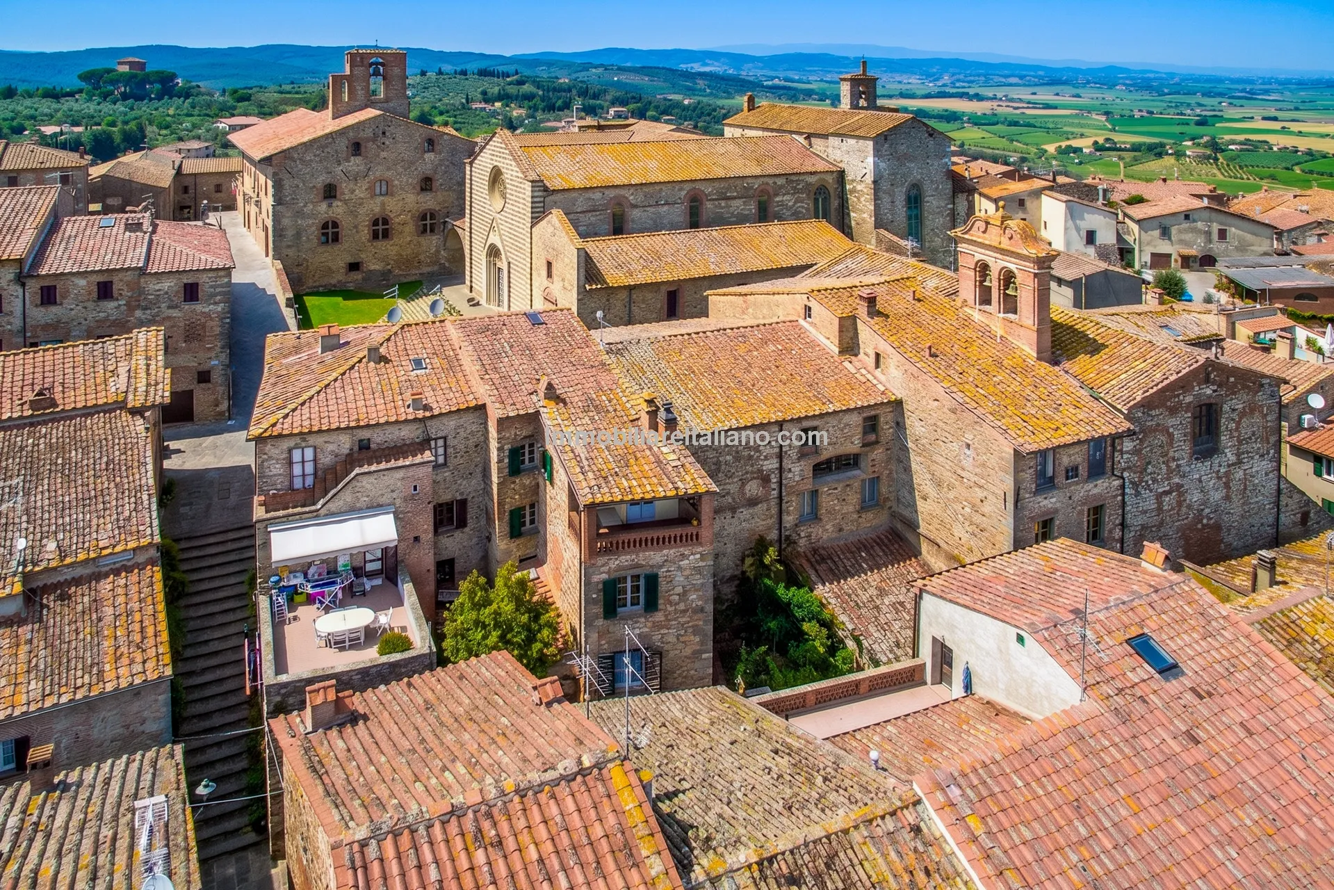 Elegant 4-Bedroom Townhouse with Terrace in Historic Lucignano, Tuscany - View image 11 of 51