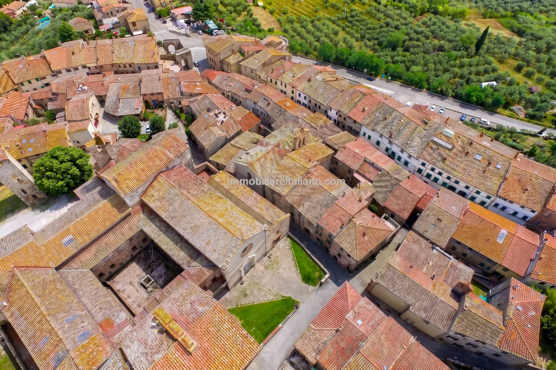 Elegant 4-Bedroom Townhouse with Terrace in Historic Lucignano, Tuscany - View image 12 of 51