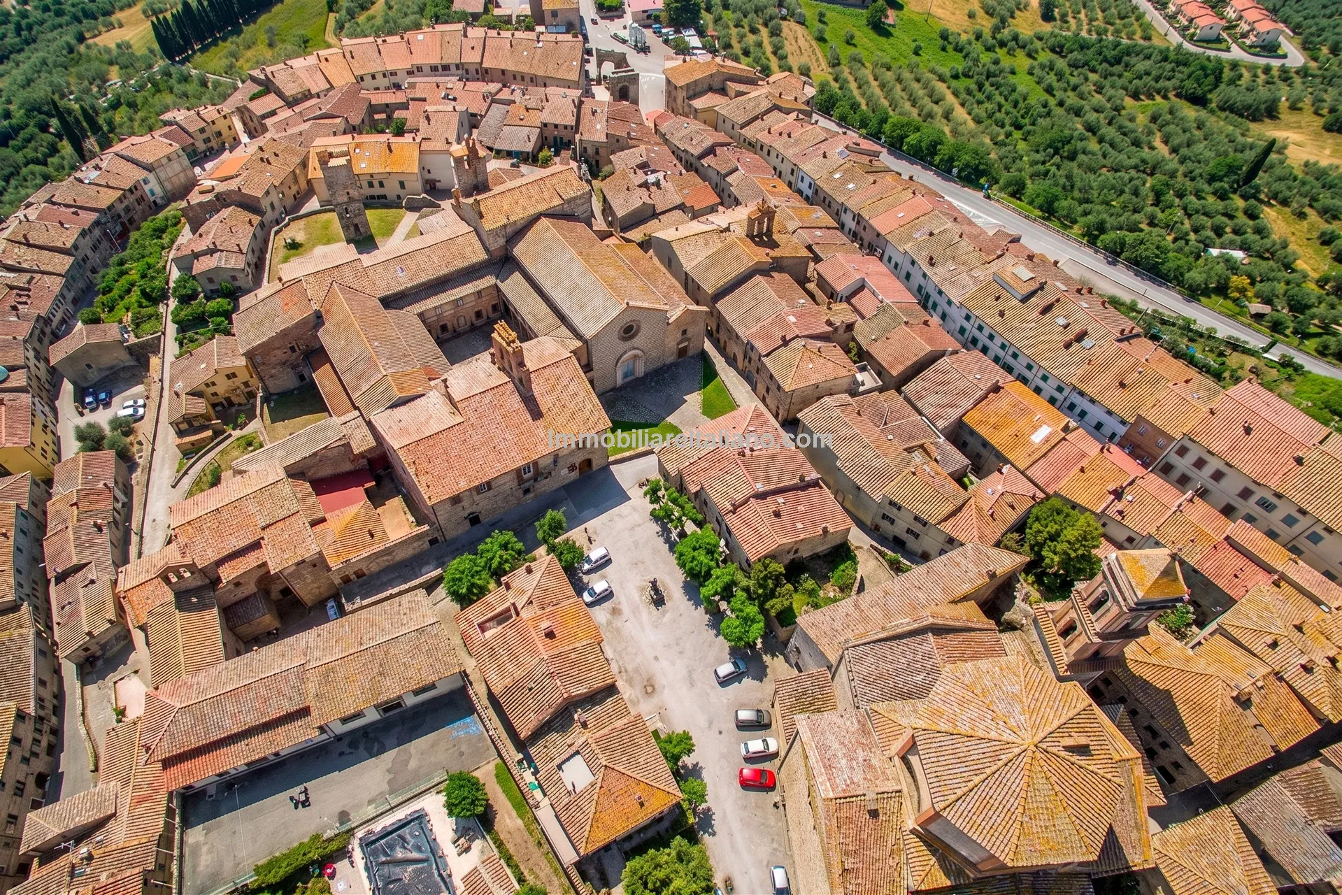 Elegant 4-Bedroom Townhouse with Terrace in Historic Lucignano, Tuscany - View image 14 of 51