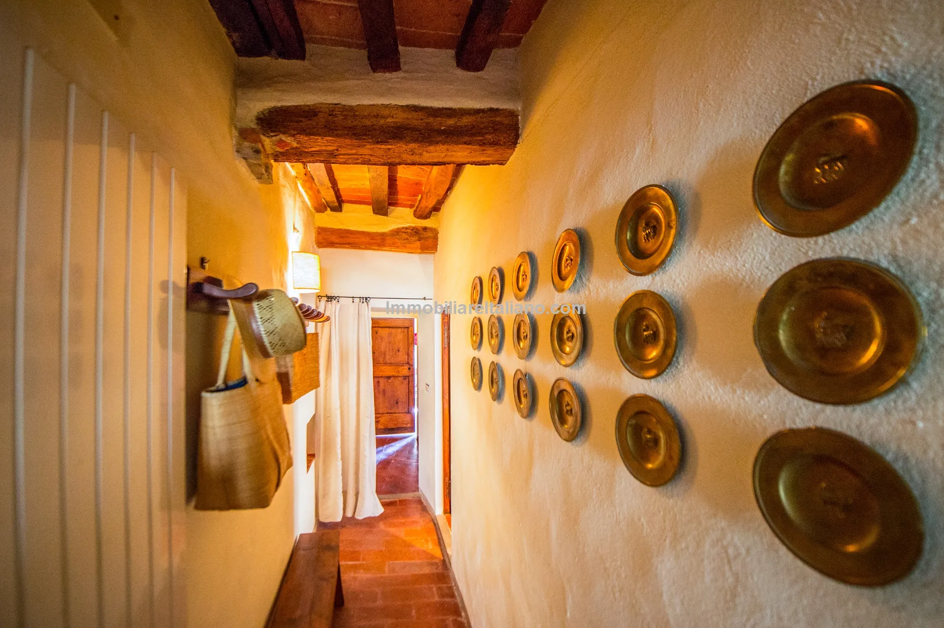 Elegant 4-Bedroom Townhouse with Terrace in Historic Lucignano, Tuscany - View image 28 of 51