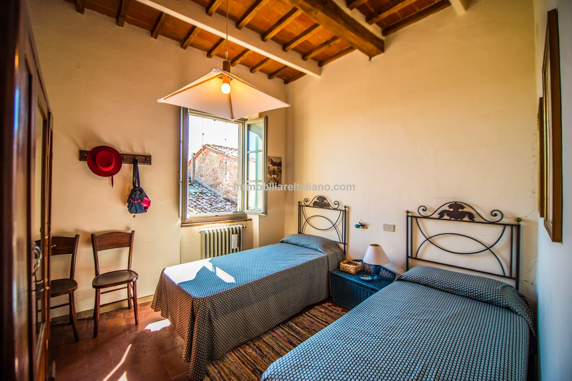 Elegant 4-Bedroom Townhouse with Terrace in Historic Lucignano, Tuscany - View image 32 of 51