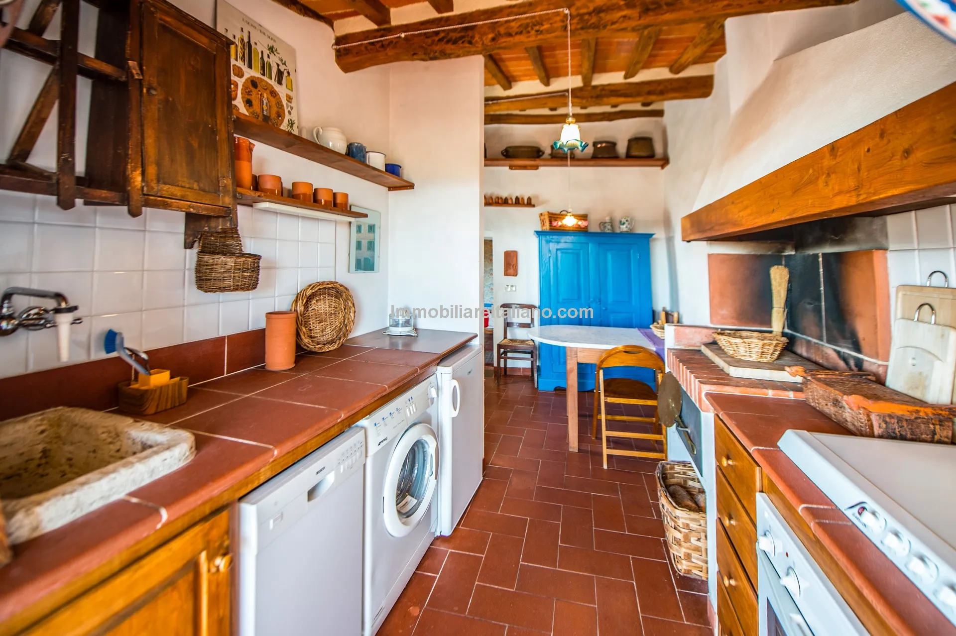 Elegant 4-Bedroom Townhouse with Terrace in Historic Lucignano, Tuscany - View image 38 of 51