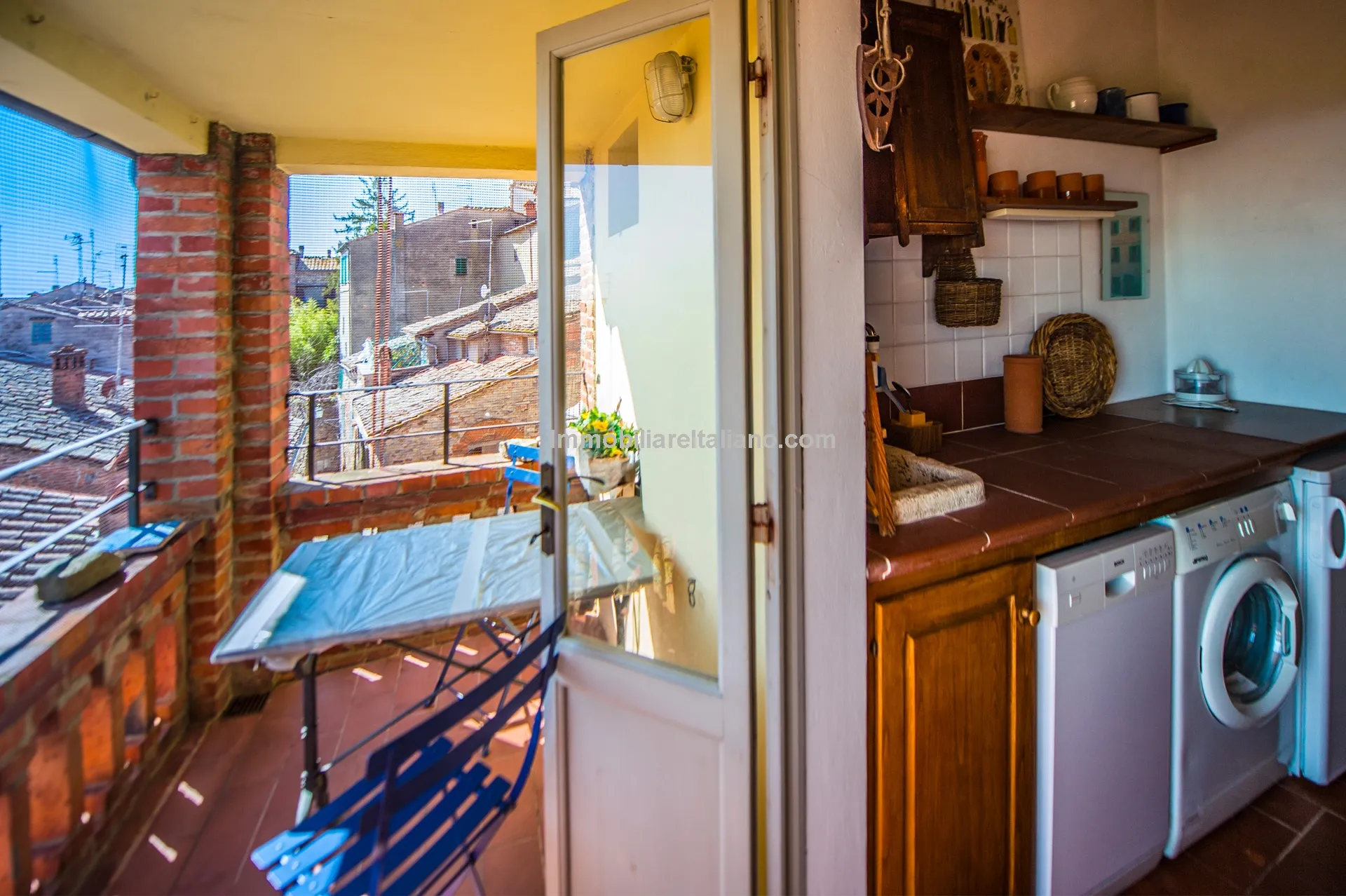 Elegant 4-Bedroom Townhouse with Terrace in Historic Lucignano, Tuscany - View image 39 of 51