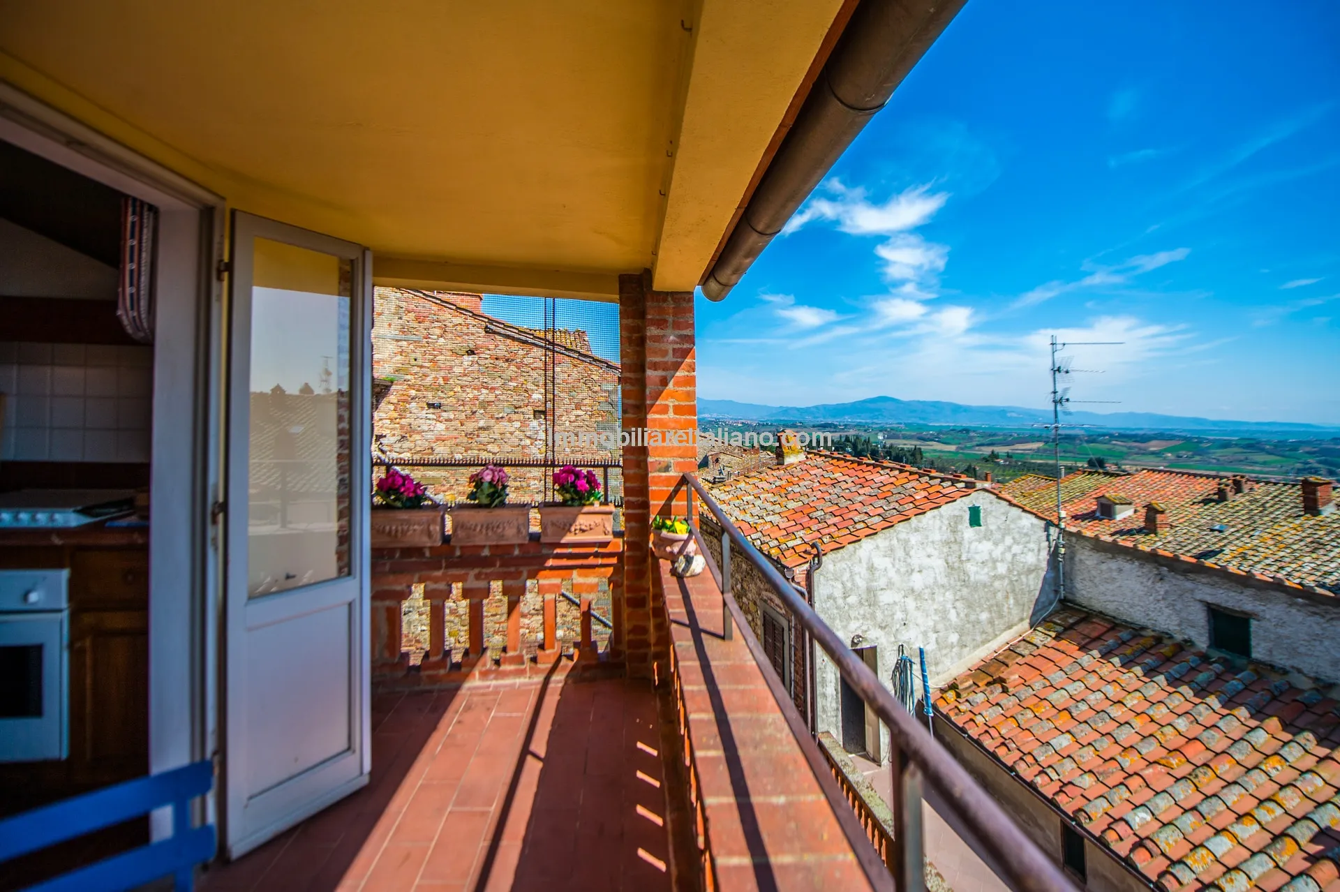 Elegant 4-Bedroom Townhouse with Terrace in Historic Lucignano, Tuscany - View image 40 of 51
