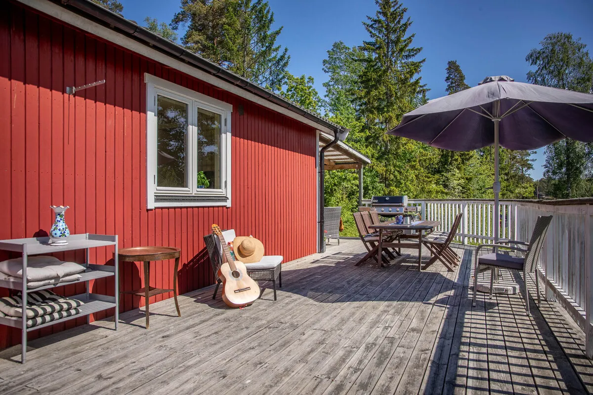 1970s Swedish Country House with Expansive Gardens and Terrace - View image 8 of 33