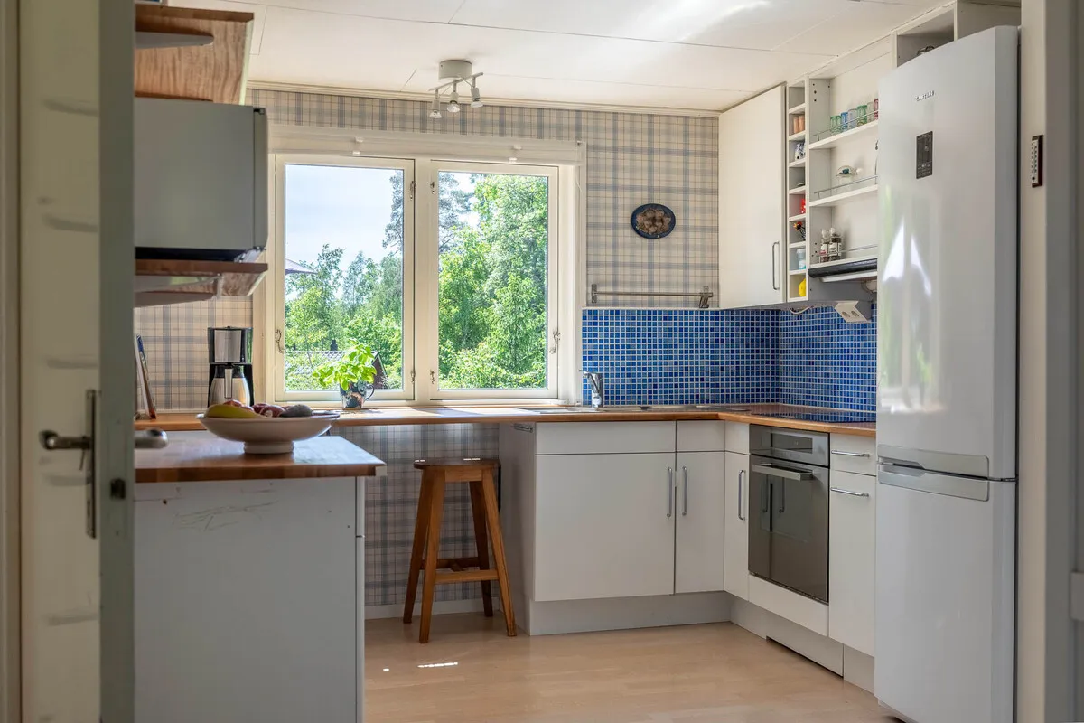 1970s Swedish Country House with Expansive Gardens and Terrace - View image 15 of 33