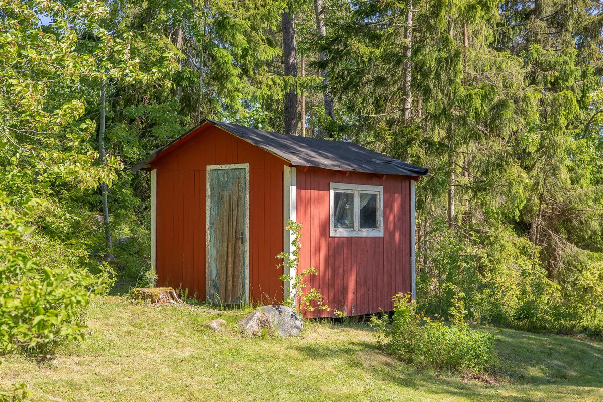 1970s Swedish Country House with Expansive Gardens and Terrace - View image 30 of 33
