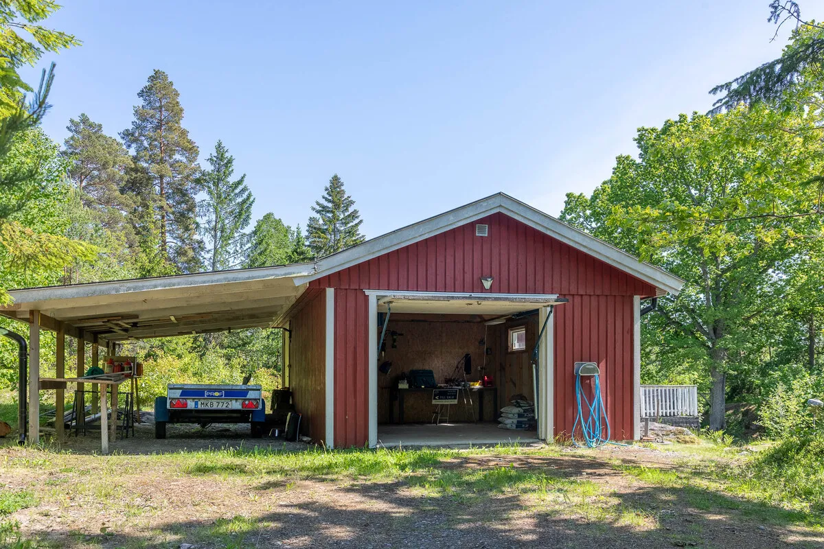 1970s Swedish Country House with Expansive Gardens and Terrace - View image 31 of 33