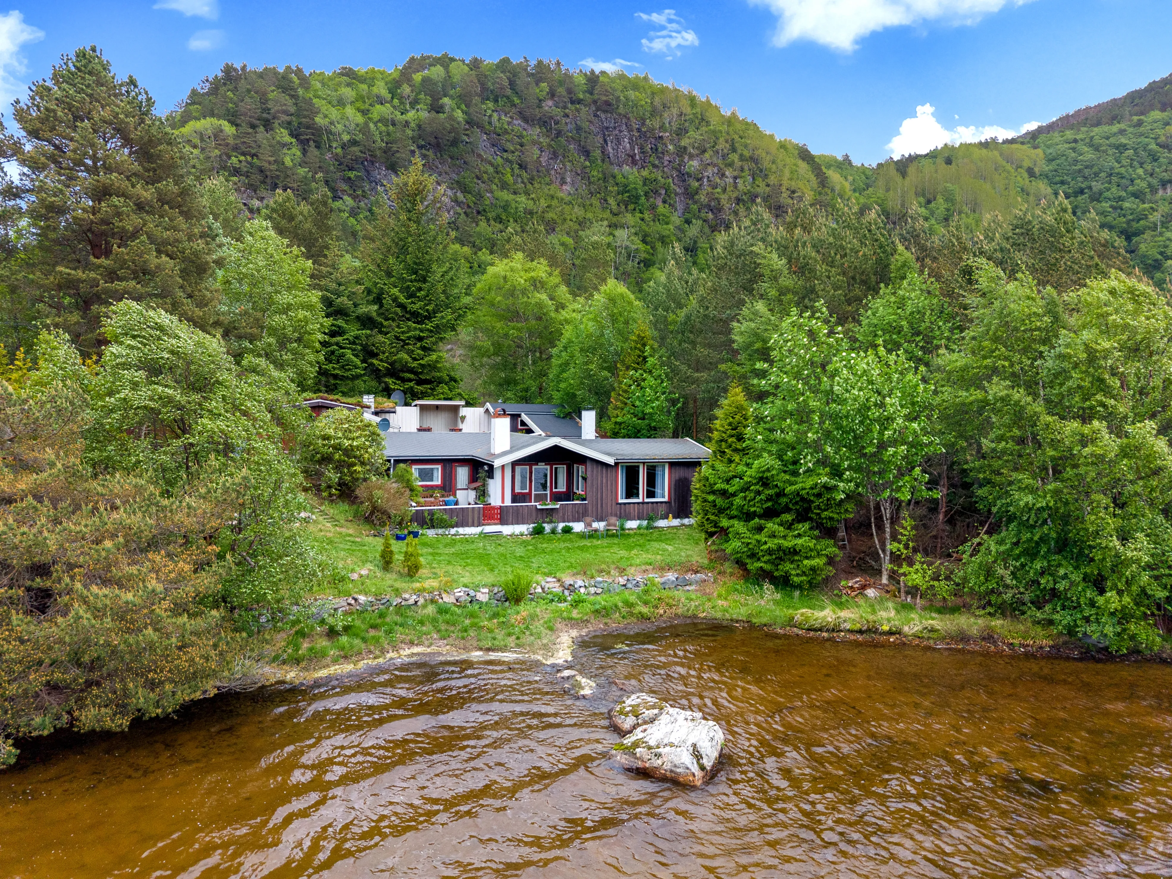 1960s Country House with Terrace and Garden in Scenic Midsund, Norway - Image 1
