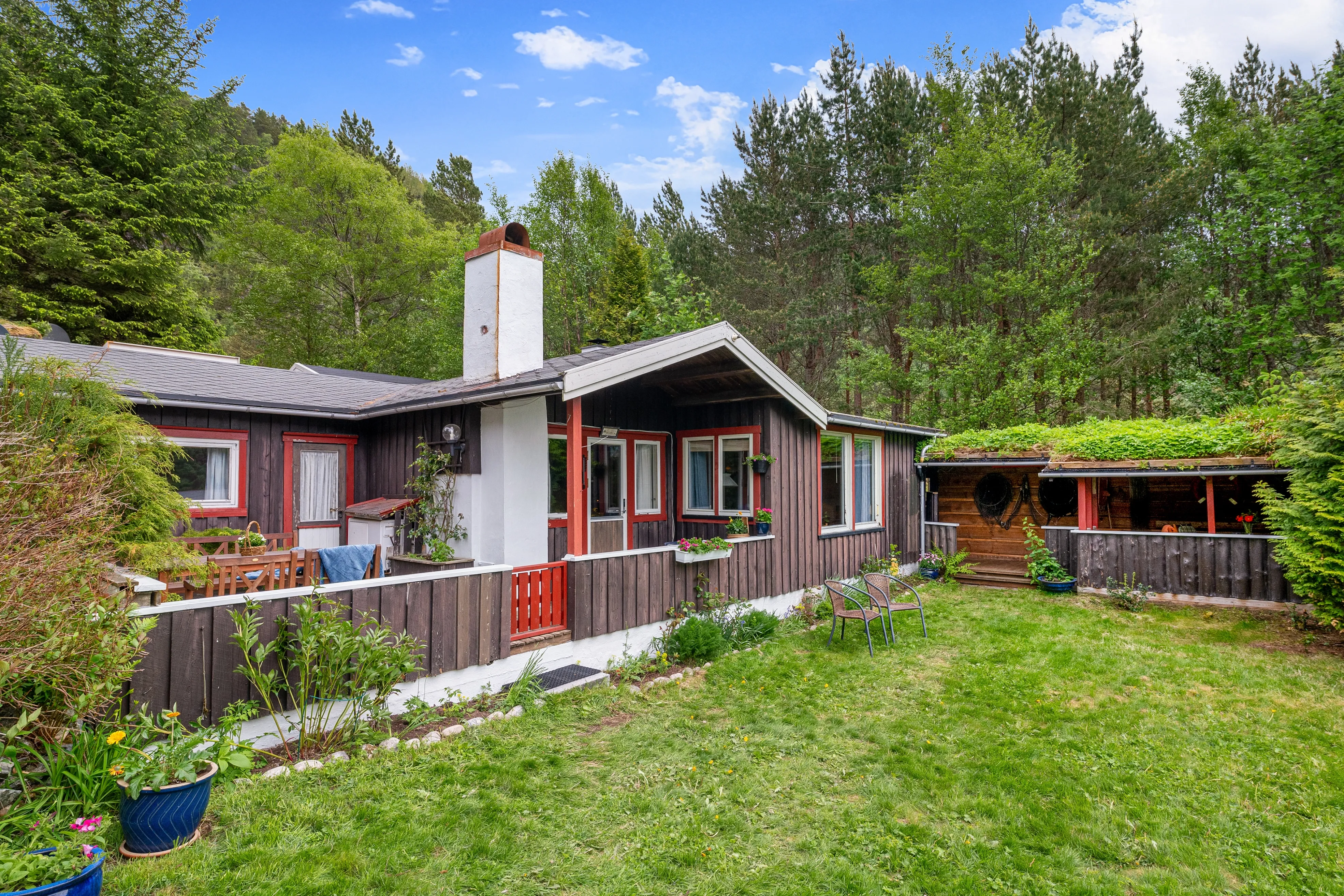 1960s Country House with Terrace and Garden in Scenic Midsund, Norway - Image 2