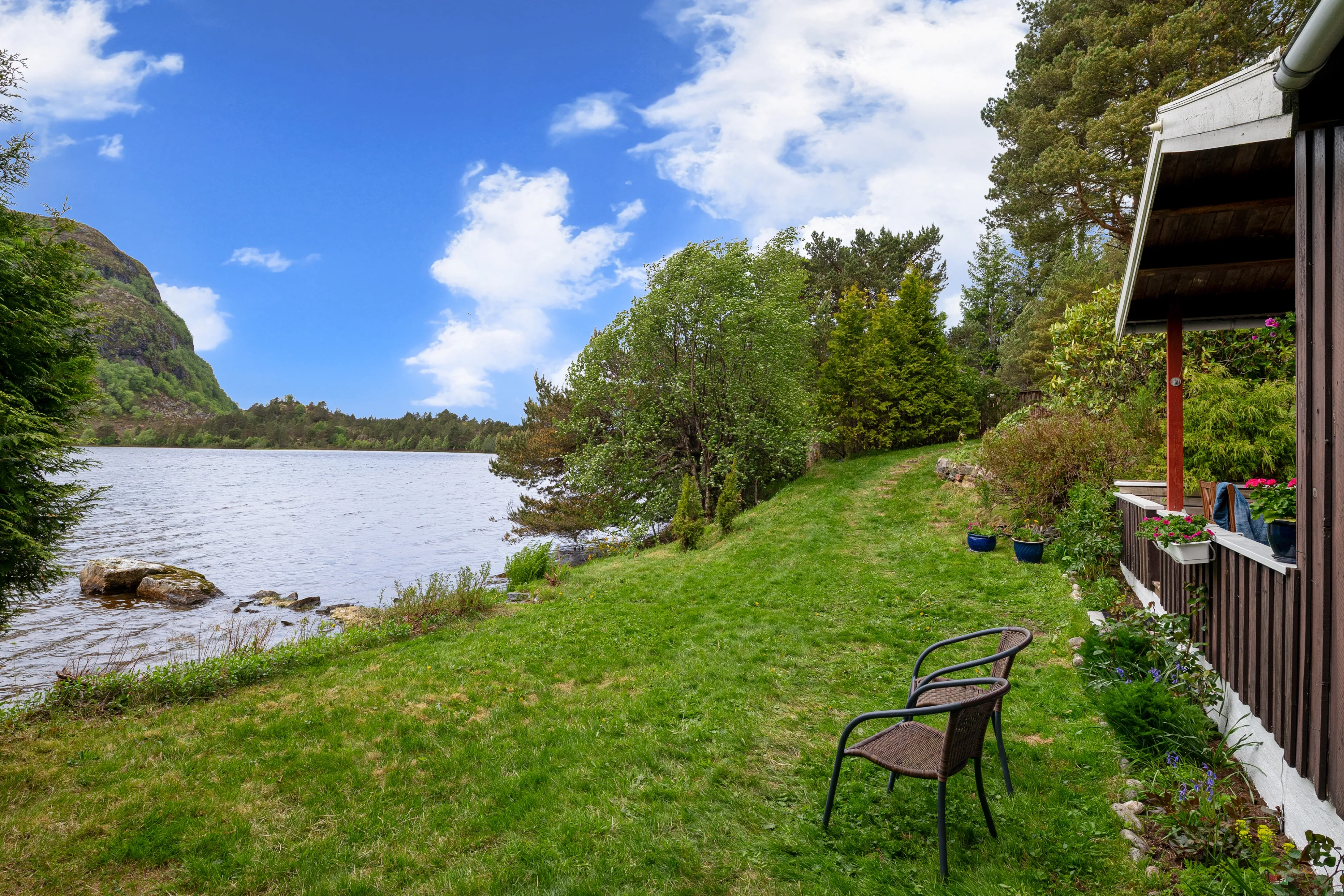 1960s Country House with Terrace and Garden in Scenic Midsund, Norway - Image 3