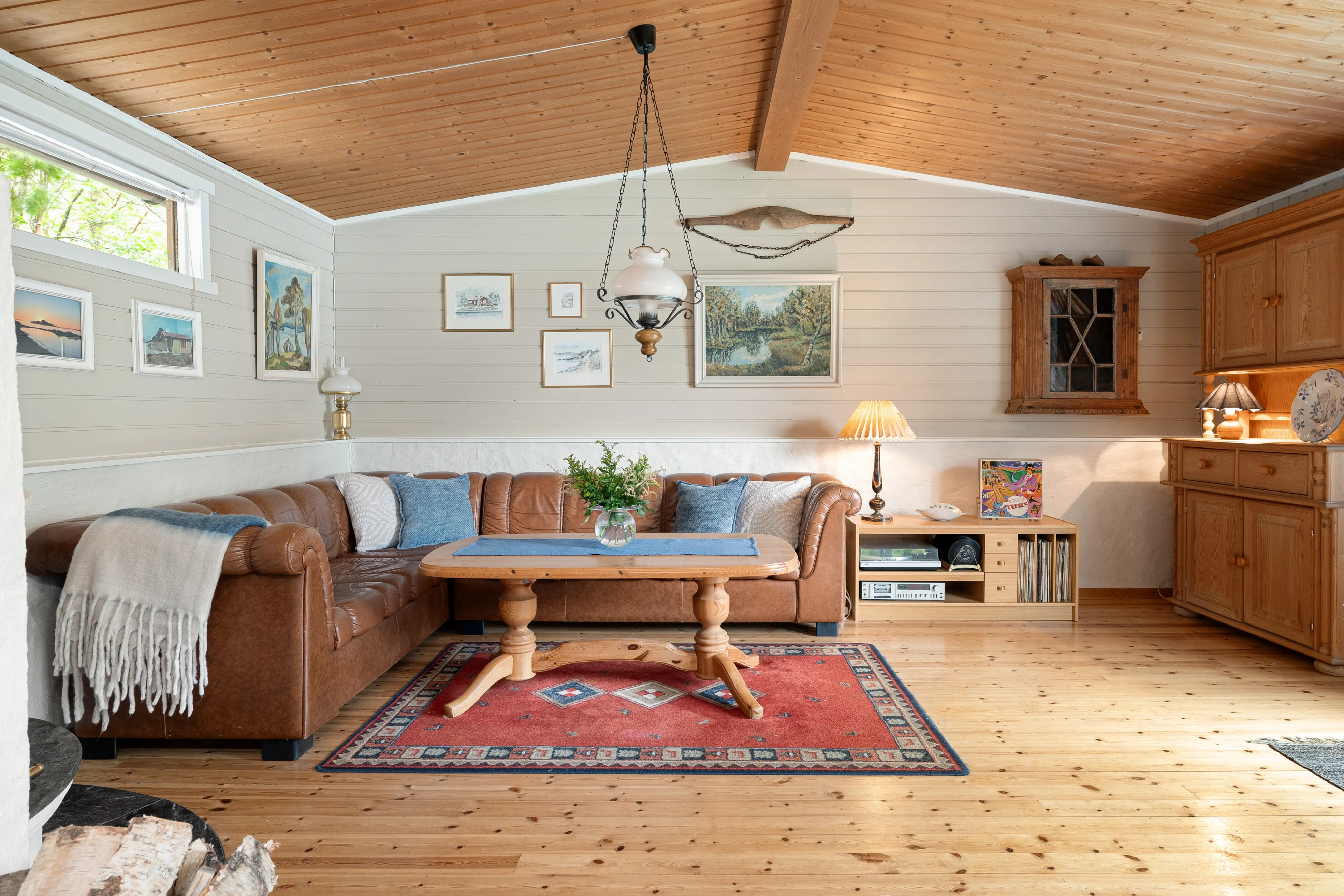 1960s Country House with Terrace and Garden in Scenic Midsund, Norway - View image 7 of 36