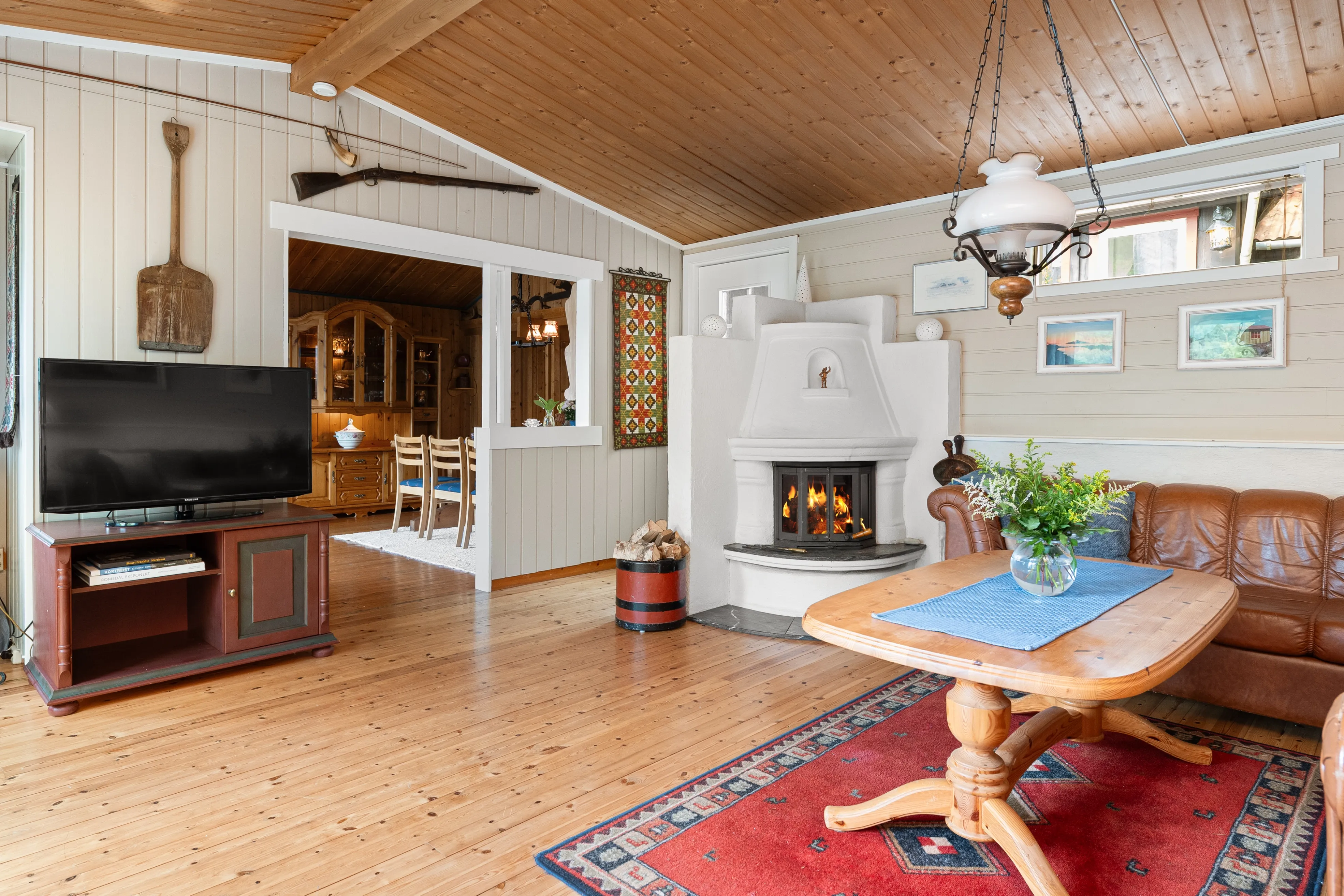 1960s Country House with Terrace and Garden in Scenic Midsund, Norway - View image 8 of 36