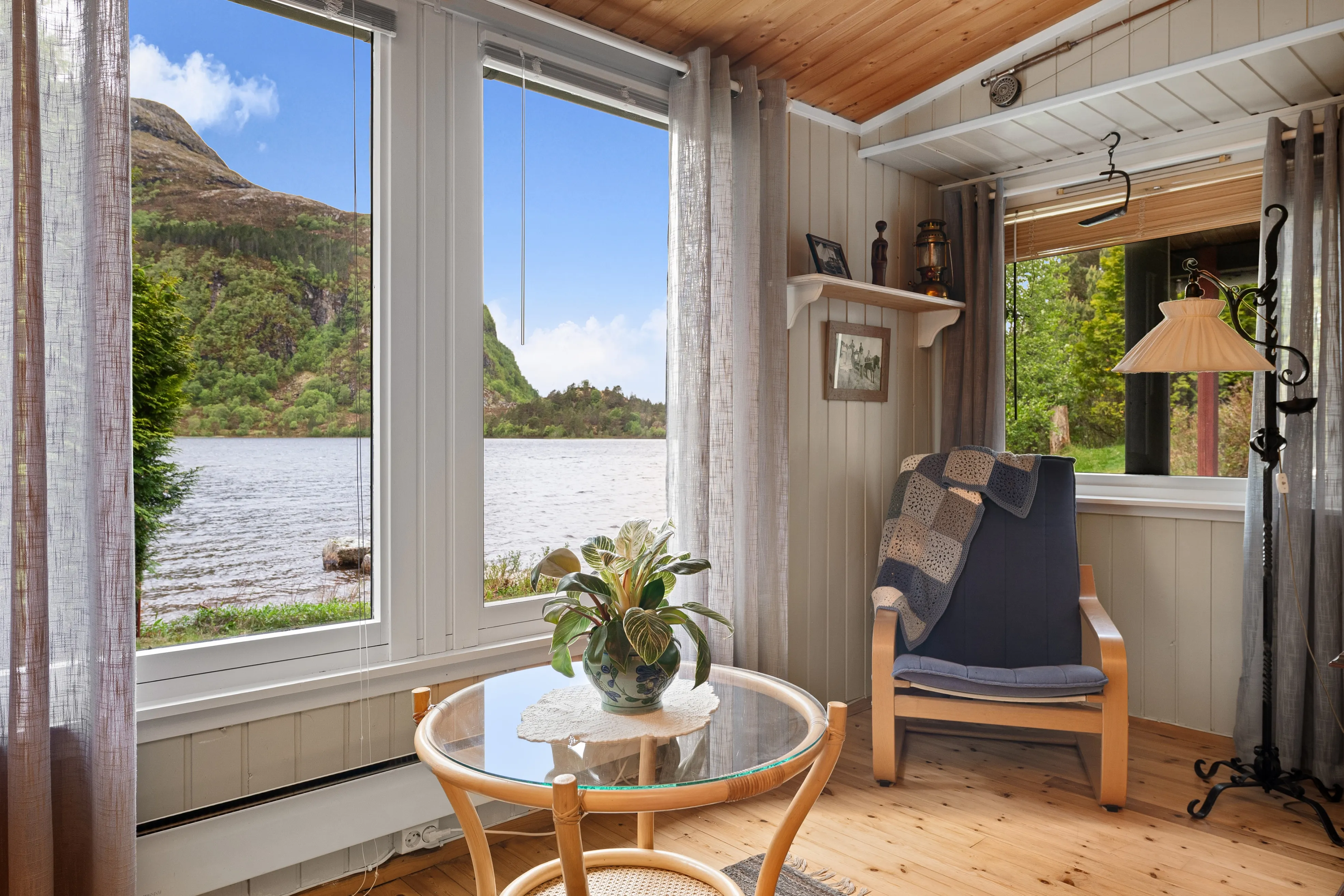 1960s Country House with Terrace and Garden in Scenic Midsund, Norway - View image 9 of 36