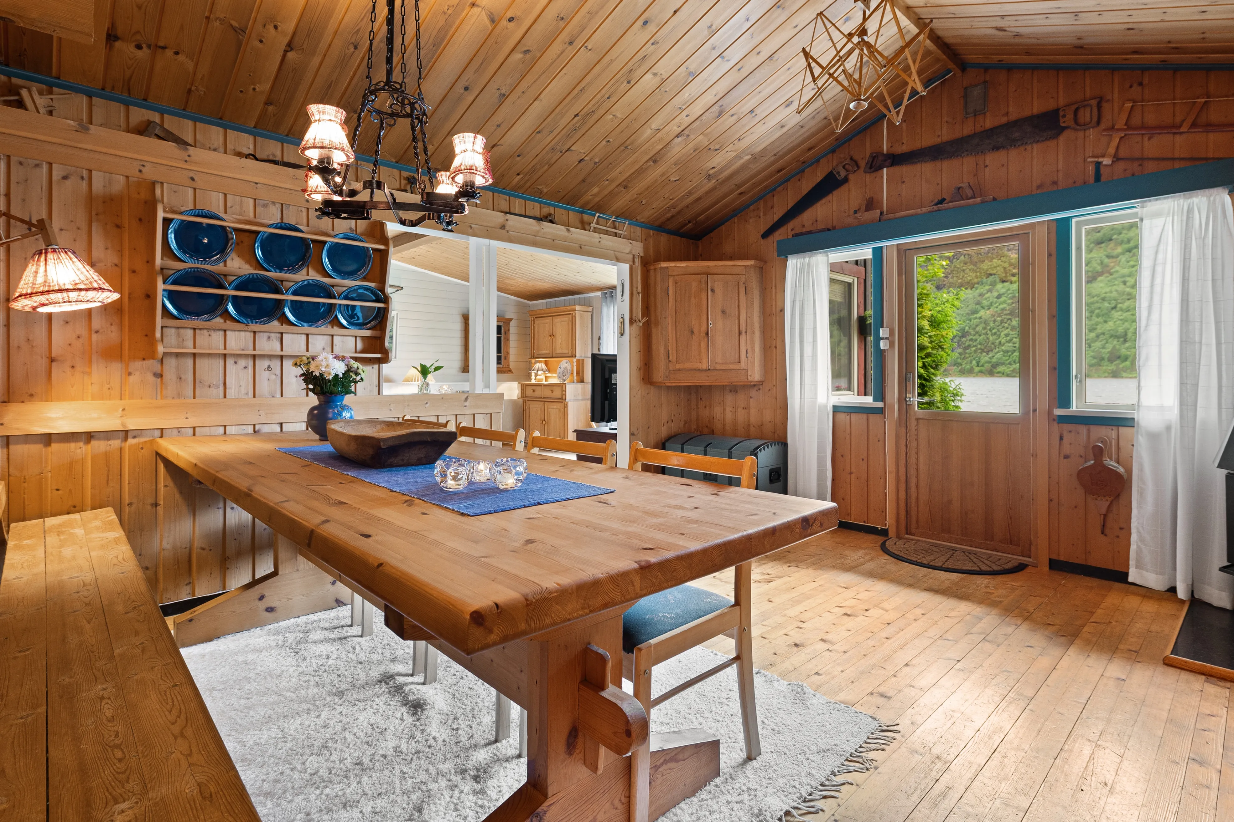 1960s Country House with Terrace and Garden in Scenic Midsund, Norway - View image 11 of 36