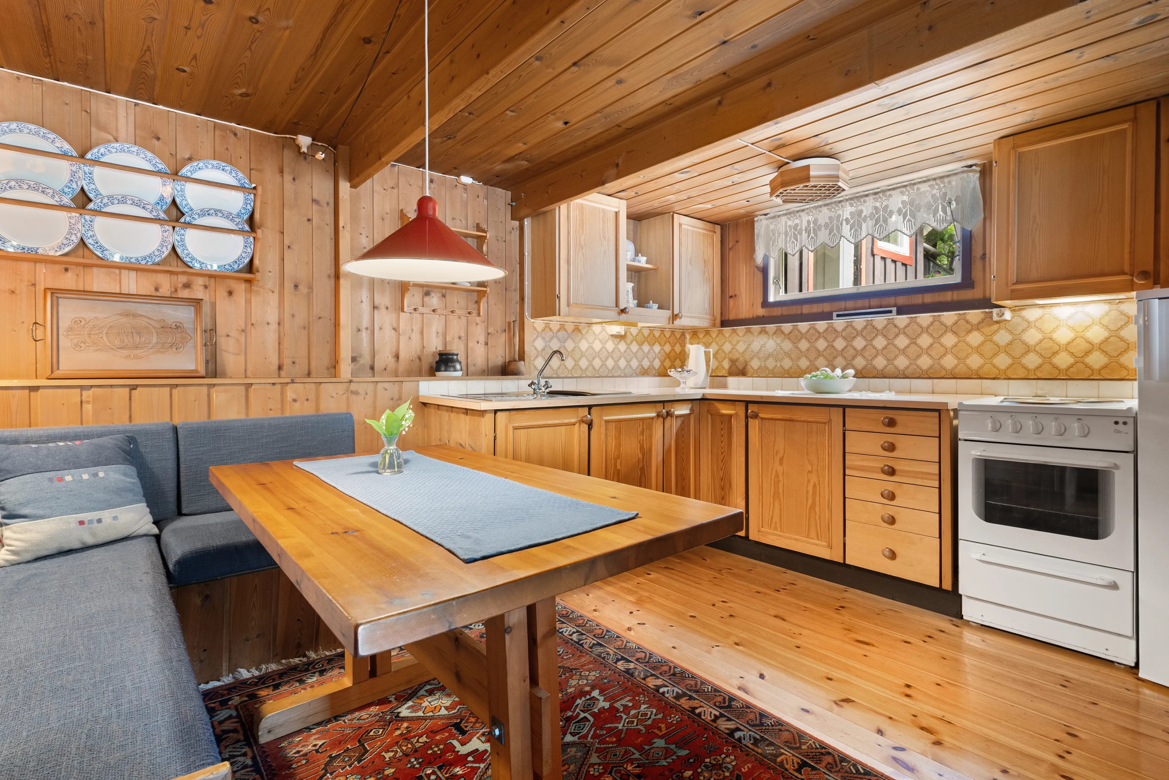 1960s Country House with Terrace and Garden in Scenic Midsund, Norway - View image 12 of 36