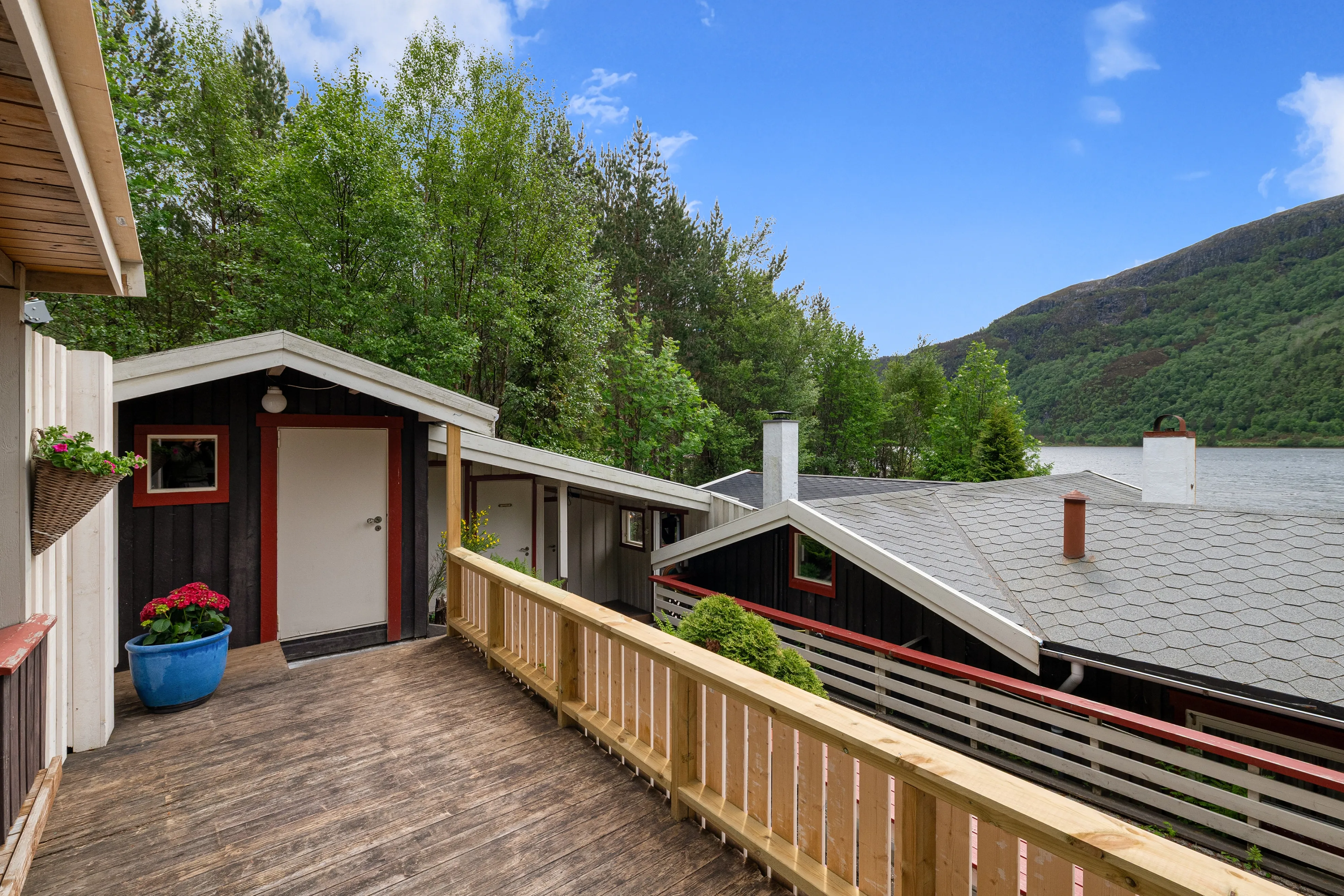1960s Country House with Terrace and Garden in Scenic Midsund, Norway - View image 25 of 36