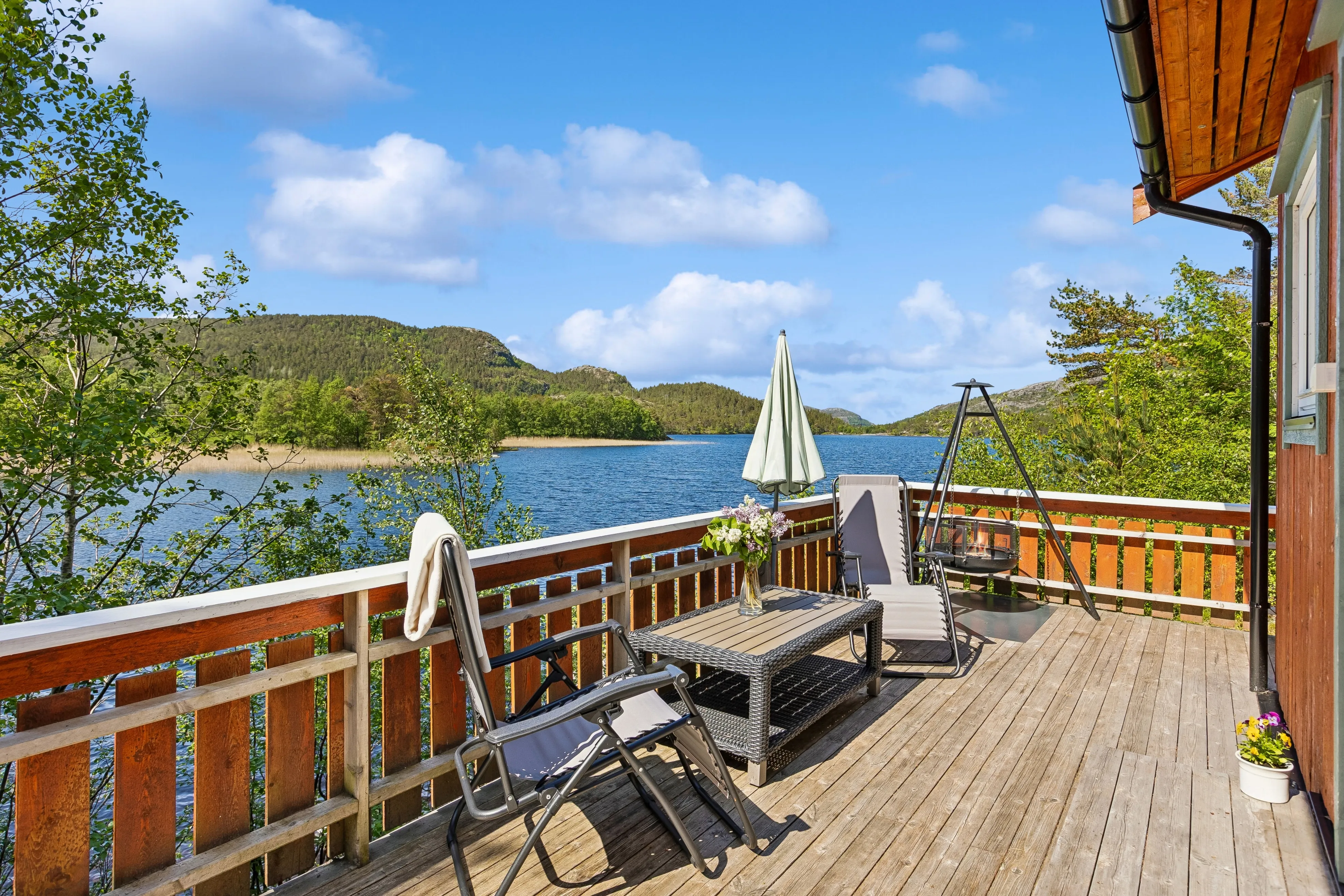 1960s Cabin by the Water's Edge in Revsnes with Expansive Terrace - Image 2