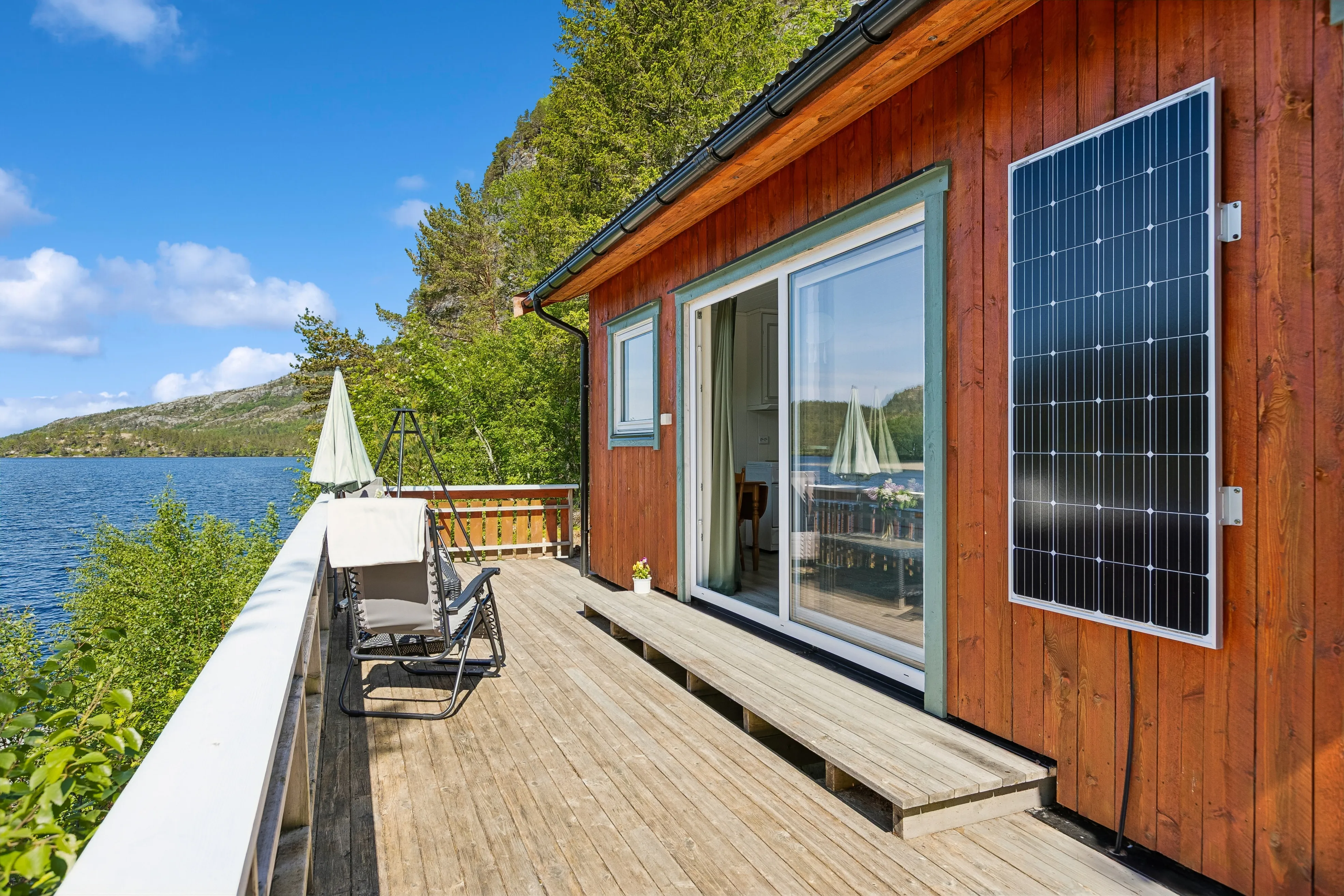 1960s Cabin by the Water's Edge in Revsnes with Expansive Terrace - Image 3