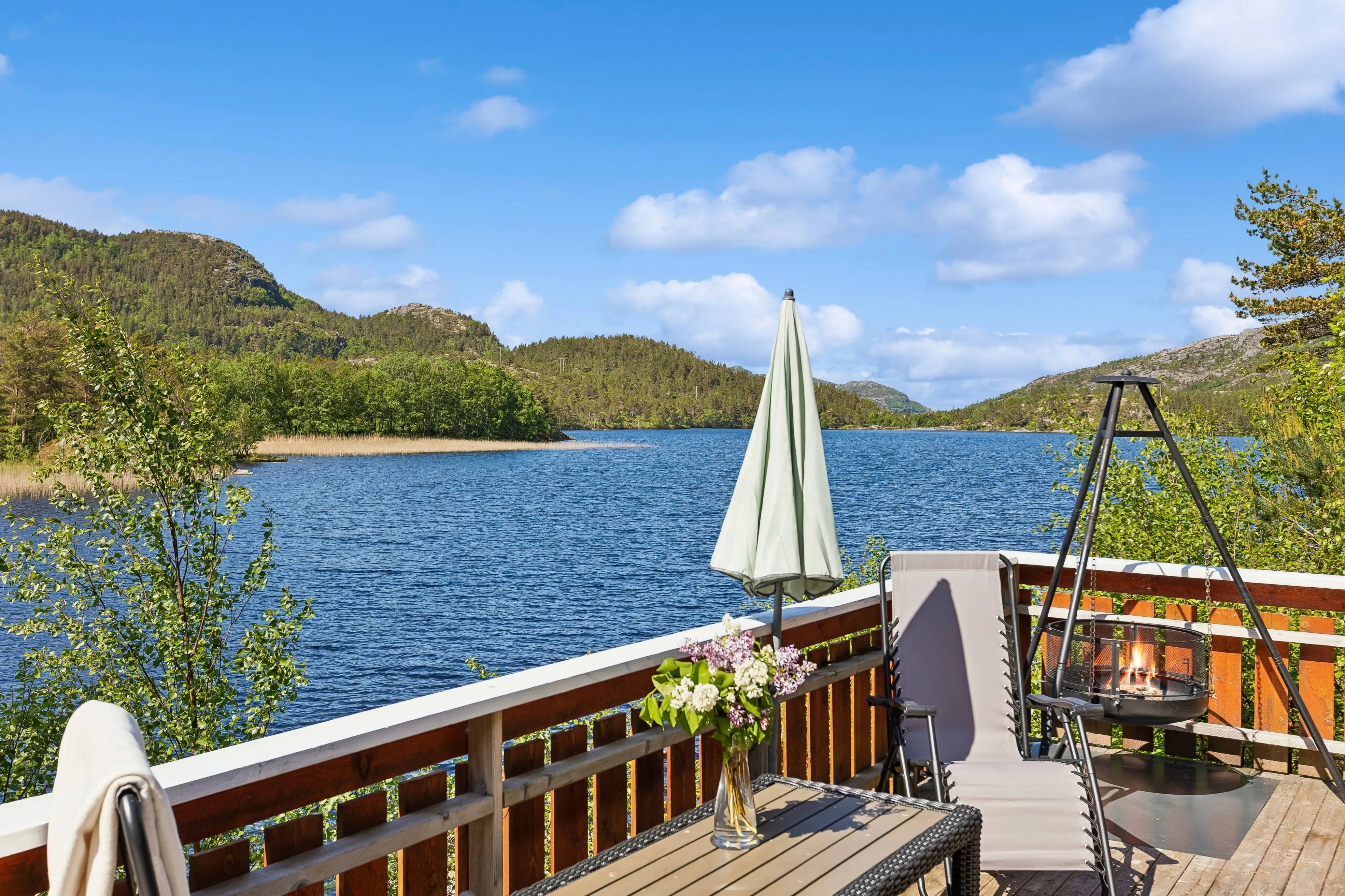1960s Cabin by the Water's Edge in Revsnes with Expansive Terrace - Image 4