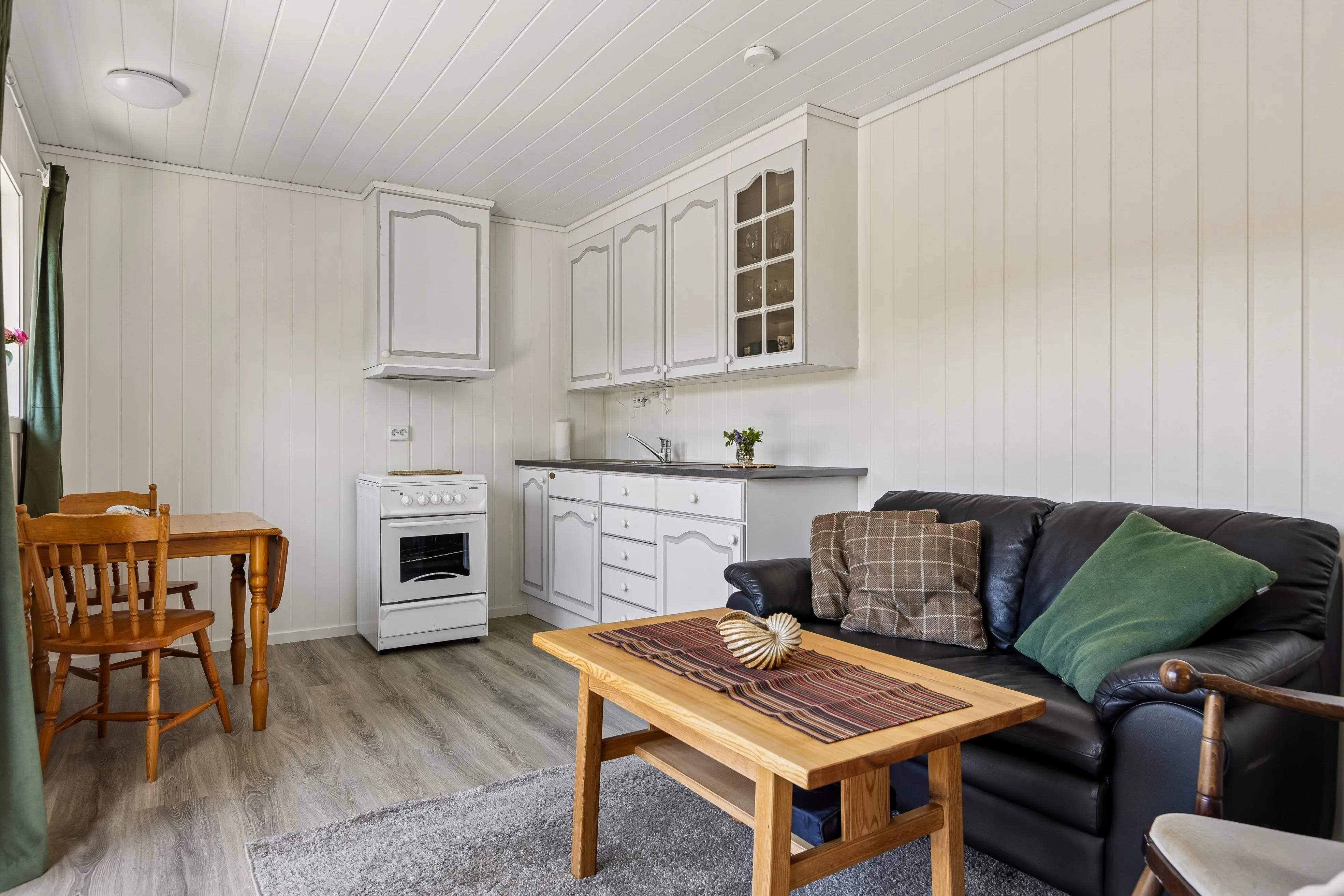 1960s Cabin by the Water's Edge in Revsnes with Expansive Terrace - View image 9 of 33