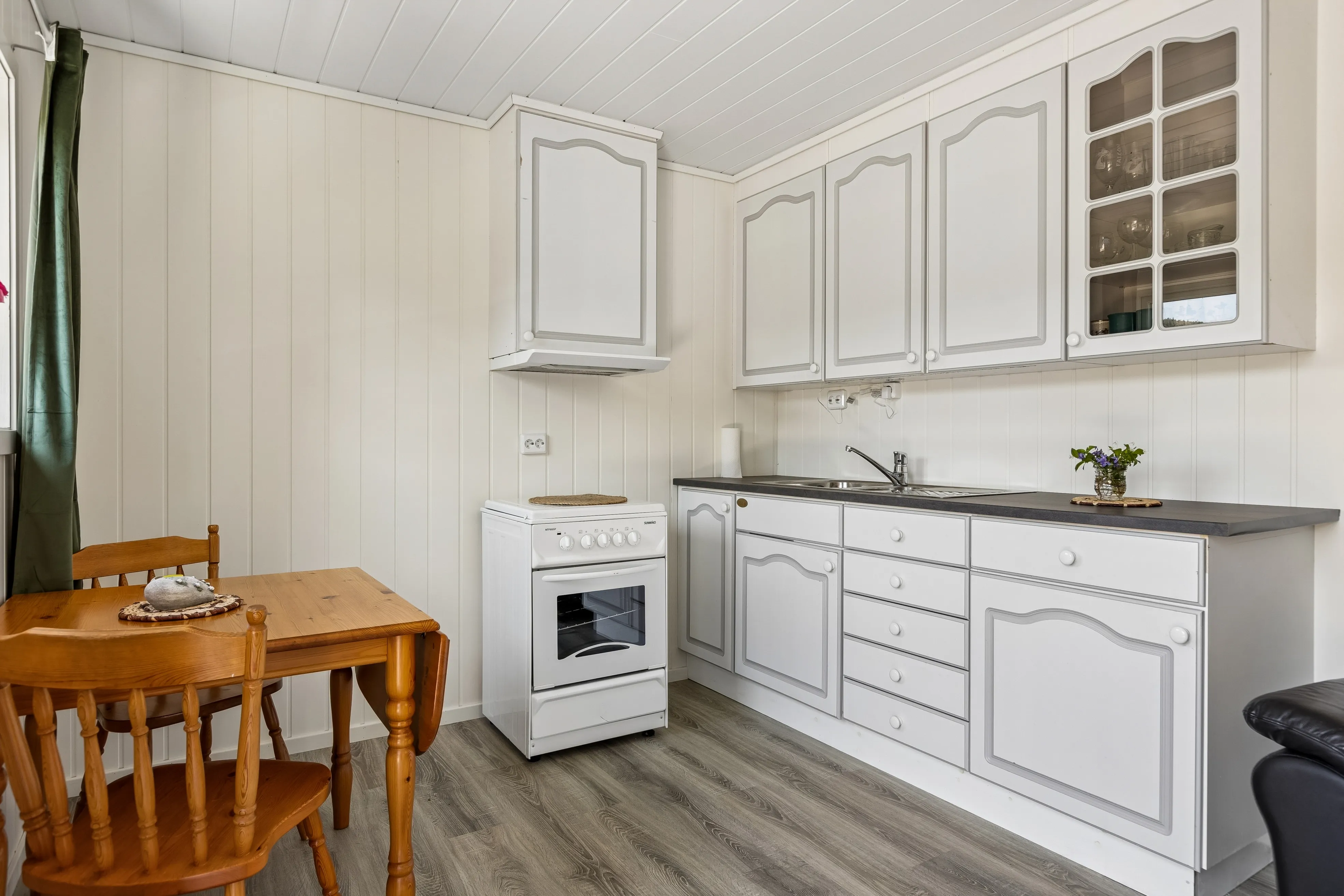 1960s Cabin by the Water's Edge in Revsnes with Expansive Terrace - View image 10 of 33