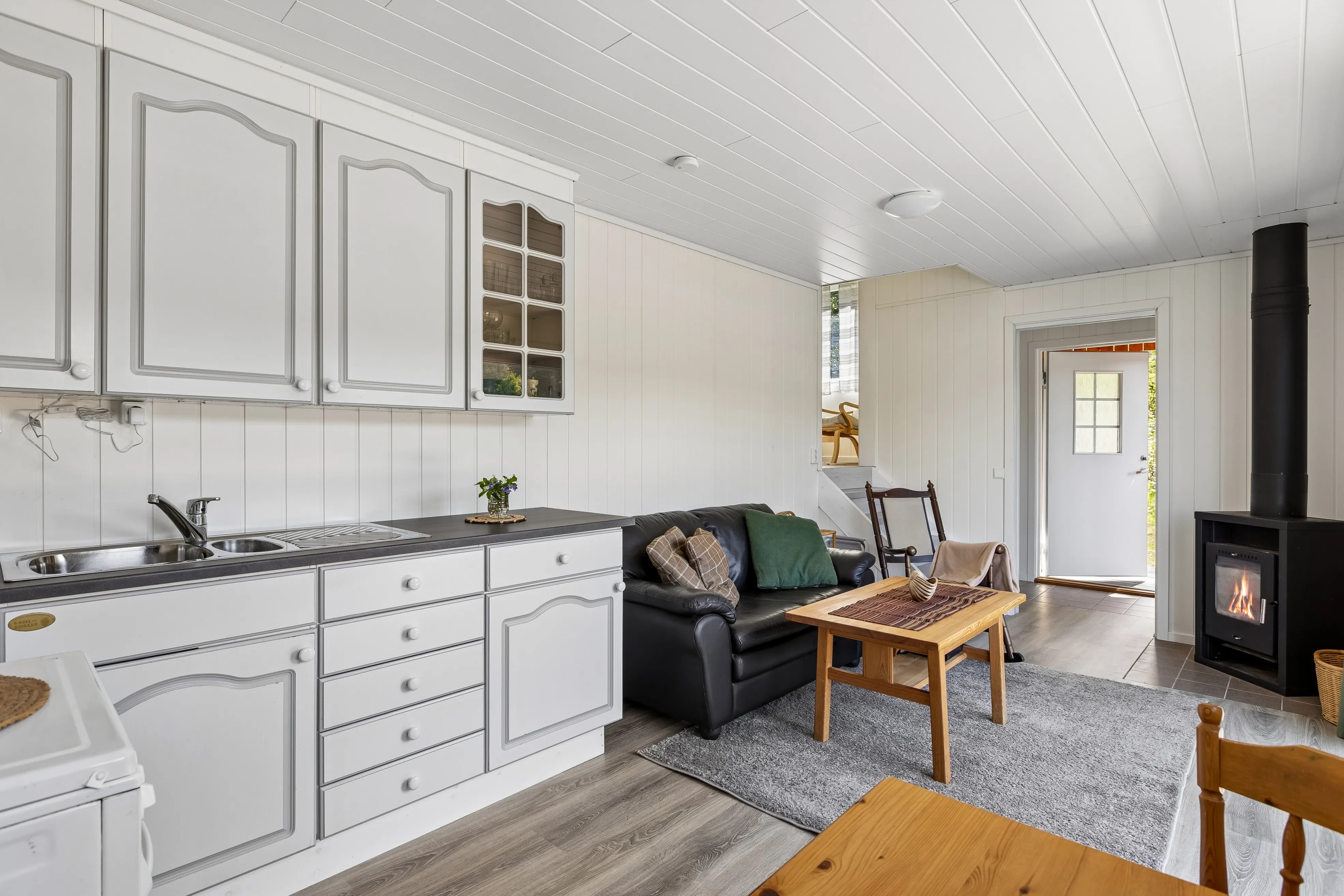1960s Cabin by the Water's Edge in Revsnes with Expansive Terrace - View image 12 of 33