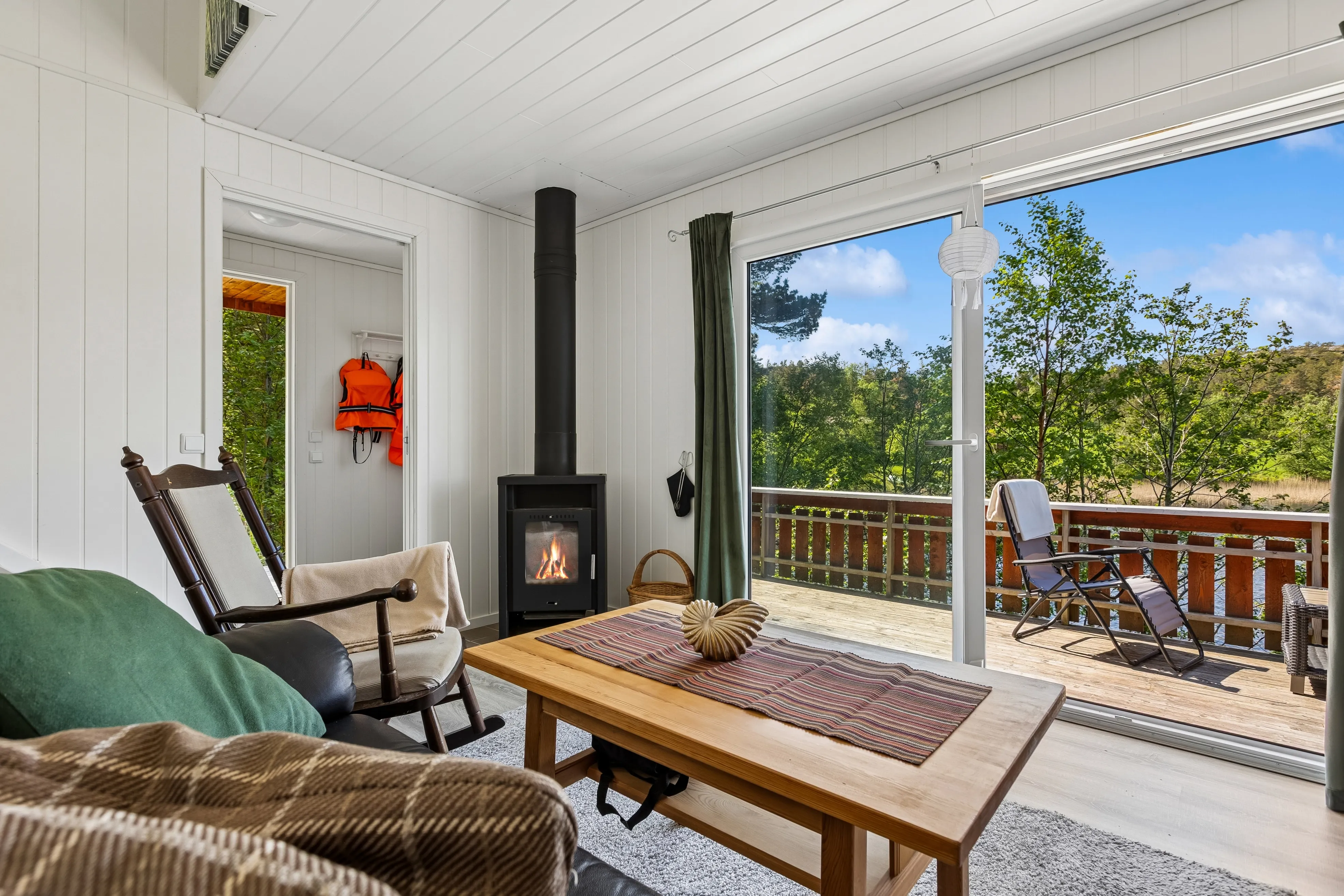 1960s Cabin by the Water's Edge in Revsnes with Expansive Terrace - View image 13 of 33