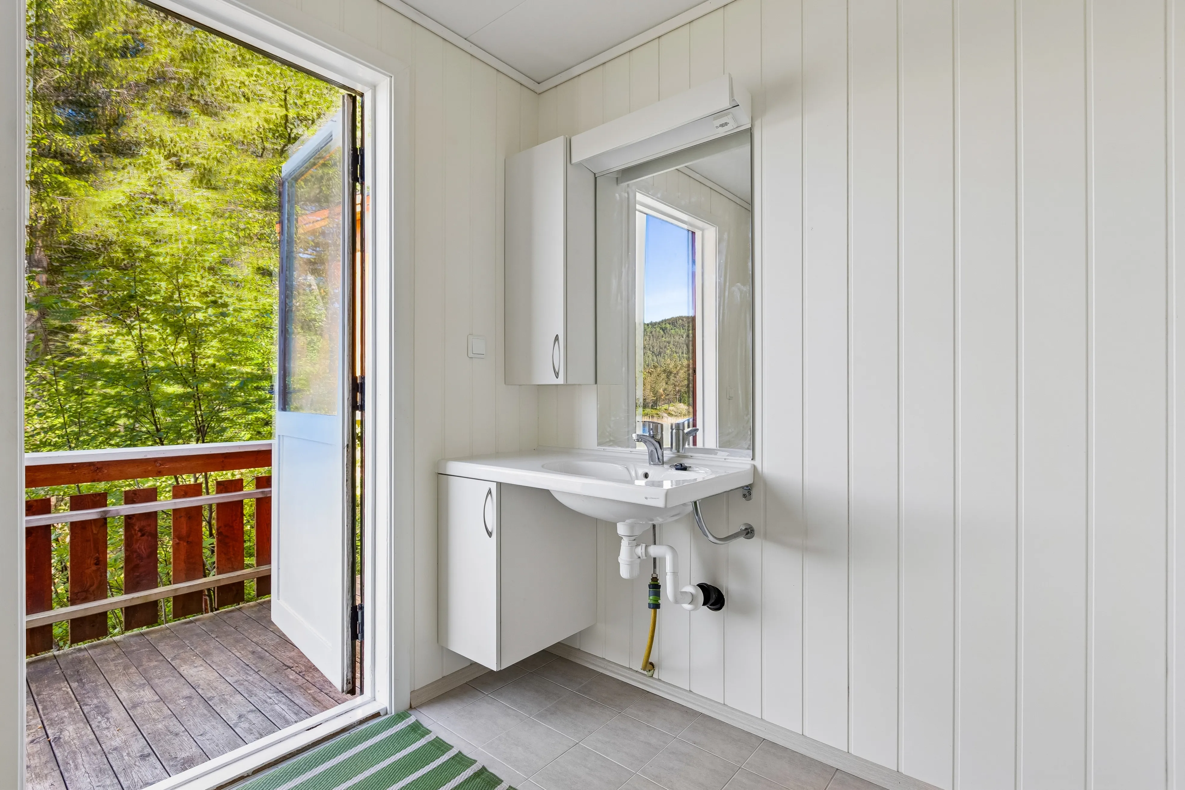 1960s Cabin by the Water's Edge in Revsnes with Expansive Terrace - View image 25 of 33