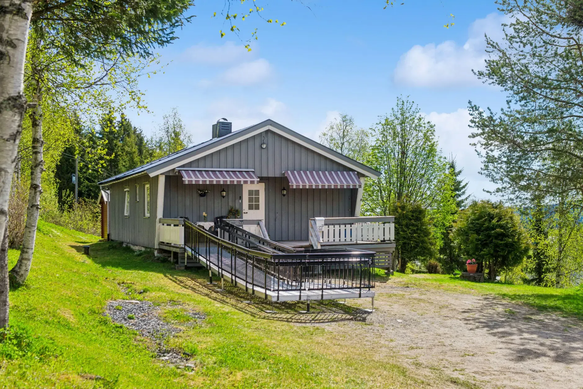 1970s 3-Bedroom House with Expansive Grounds in Torpa, Norway - Image 4