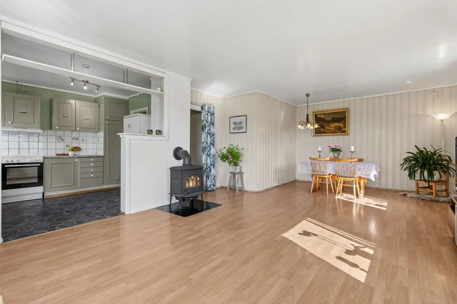1970s 3-Bedroom House with Expansive Grounds in Torpa, Norway - View image 9 of 30