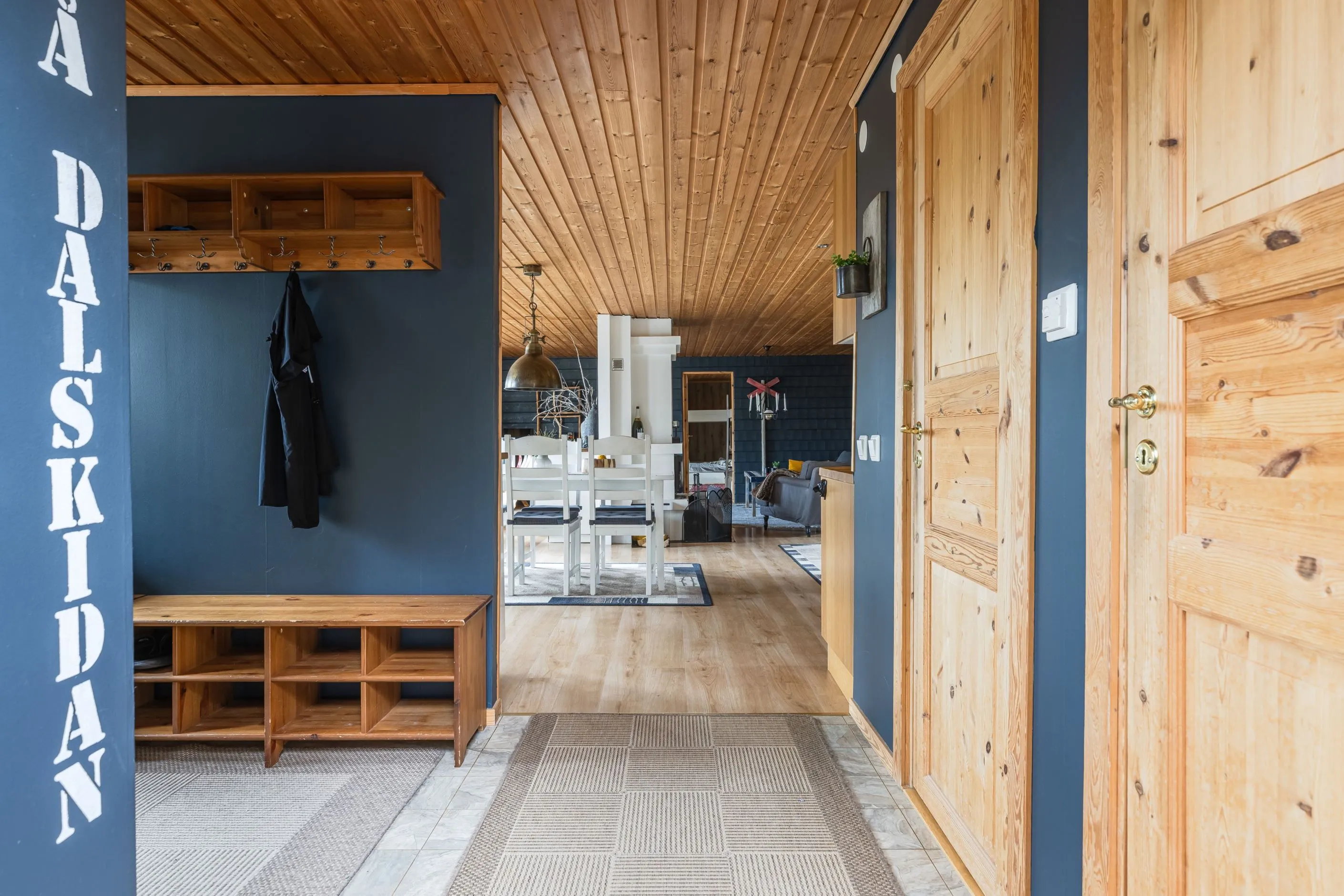 1970s Swedish Retreat with Pool and Parking in Scenic Lofsdalen - Image 2