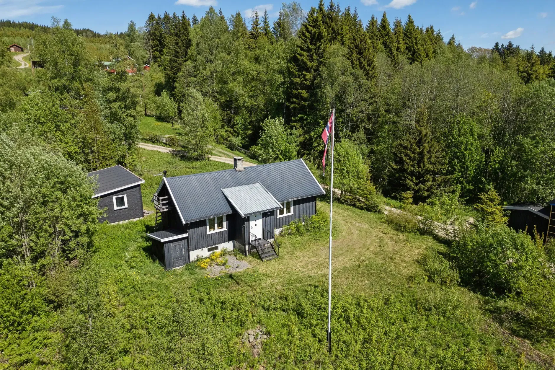 1990s Country House with Expansive Gardens in Hamar, Norway - Image 2