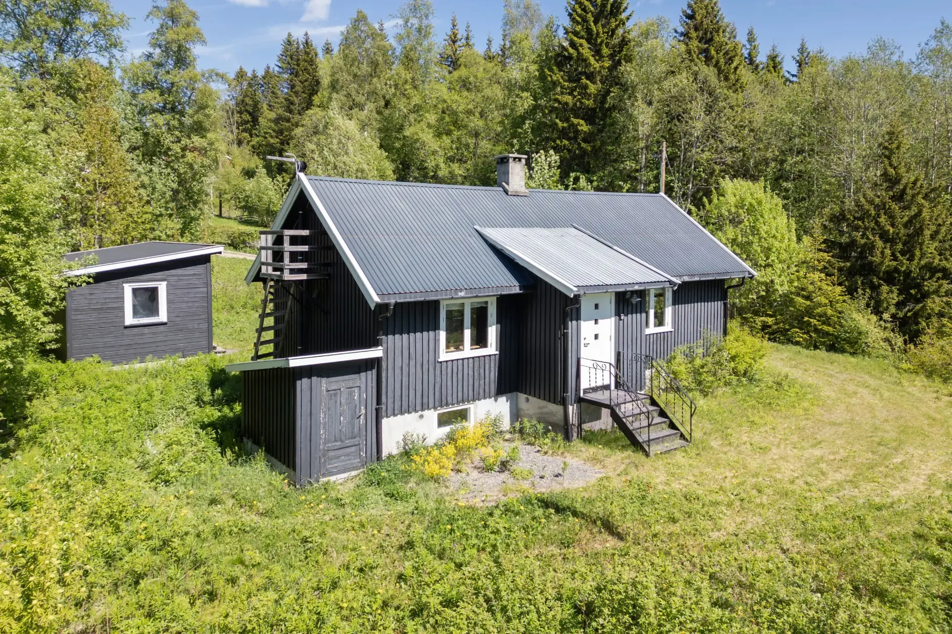 1990s Country House with Expansive Gardens in Hamar, Norway - Image 1
