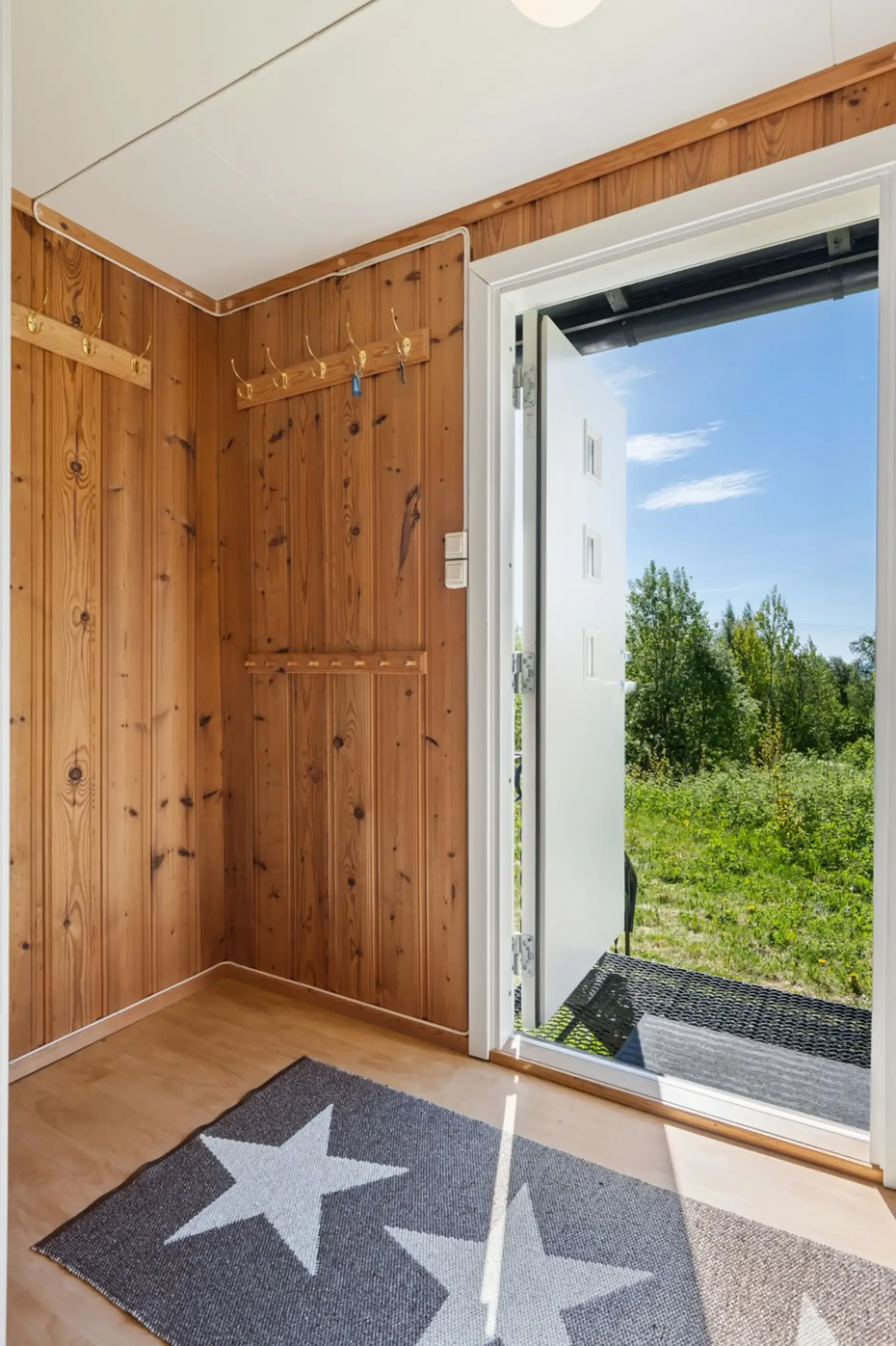 1990s Country House with Expansive Gardens in Hamar, Norway - View image 16 of 30